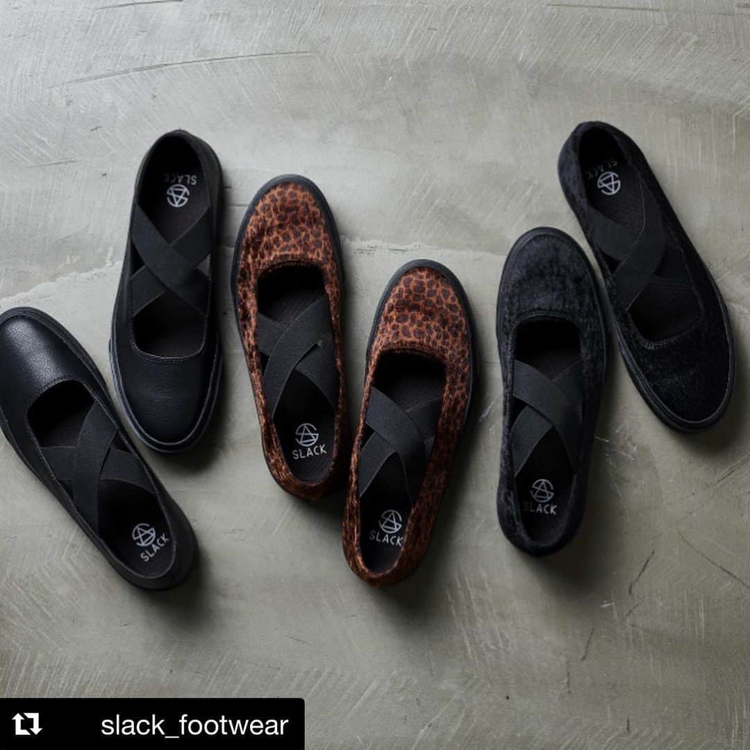 のインスタグラム：「SLACK FOOTWEAR x TAKUMA IWASAKI @takuma_iwasaki﻿ ﻿ 日本を代表するファッションモデル岩崎拓馬氏をディレクターとして迎え入れた、特別ライン。独自の世界観が落とし込まれた、今までのSLACK FOOTWEAR にはないコラボプロダクトが完成。﻿ ﻿ 「PAREN」SMOOTH 11,800円+税 ／ FUR 12,800円+税﻿ 海外での旅行時に履きやすく持ち運びが楽なシューズをイメージし、春夏秋冬どんな場面で履きやすいフラットシューズをベースにしたバルカナイズ製法のスニーカー。アッパーには動物性の素材を使用せず、汚れにくく水に強い人工皮革（ヴィーガンレザー）のスムースレザー、フェイクファーで構成。  コラボスニーカーが re:tackのサイト以外に Slackのオフィシャルサイトからも 購入出来るようになりました  Slackのインスタから 購入出来るようになっているので 是非チェックしてみてください！  #slackfootwear #takuma_iwasaki #collaboration #sneakers #retack」