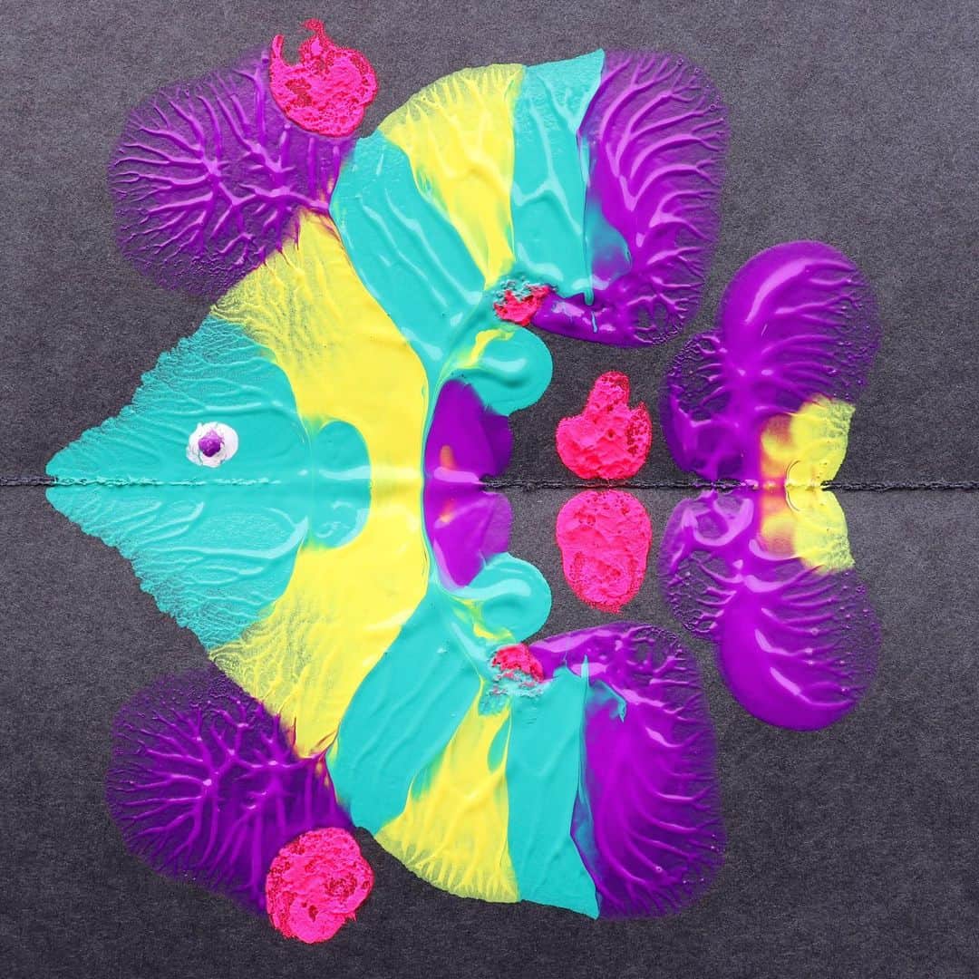 伊東屋さんのインスタグラム写真 - (伊東屋Instagram)「. . 9月になりました。 芸術の秋、アートの世界に触れて見るのはいかがでしょうか。 . 紙の上に突然現れたカラフルな魚。 偶然を楽しむのもひとつのアートですね。 . . #芸術の秋#絵の具#アート#伊東屋#itoya#art#魚#fish」9月1日 16時56分 - itoya_official