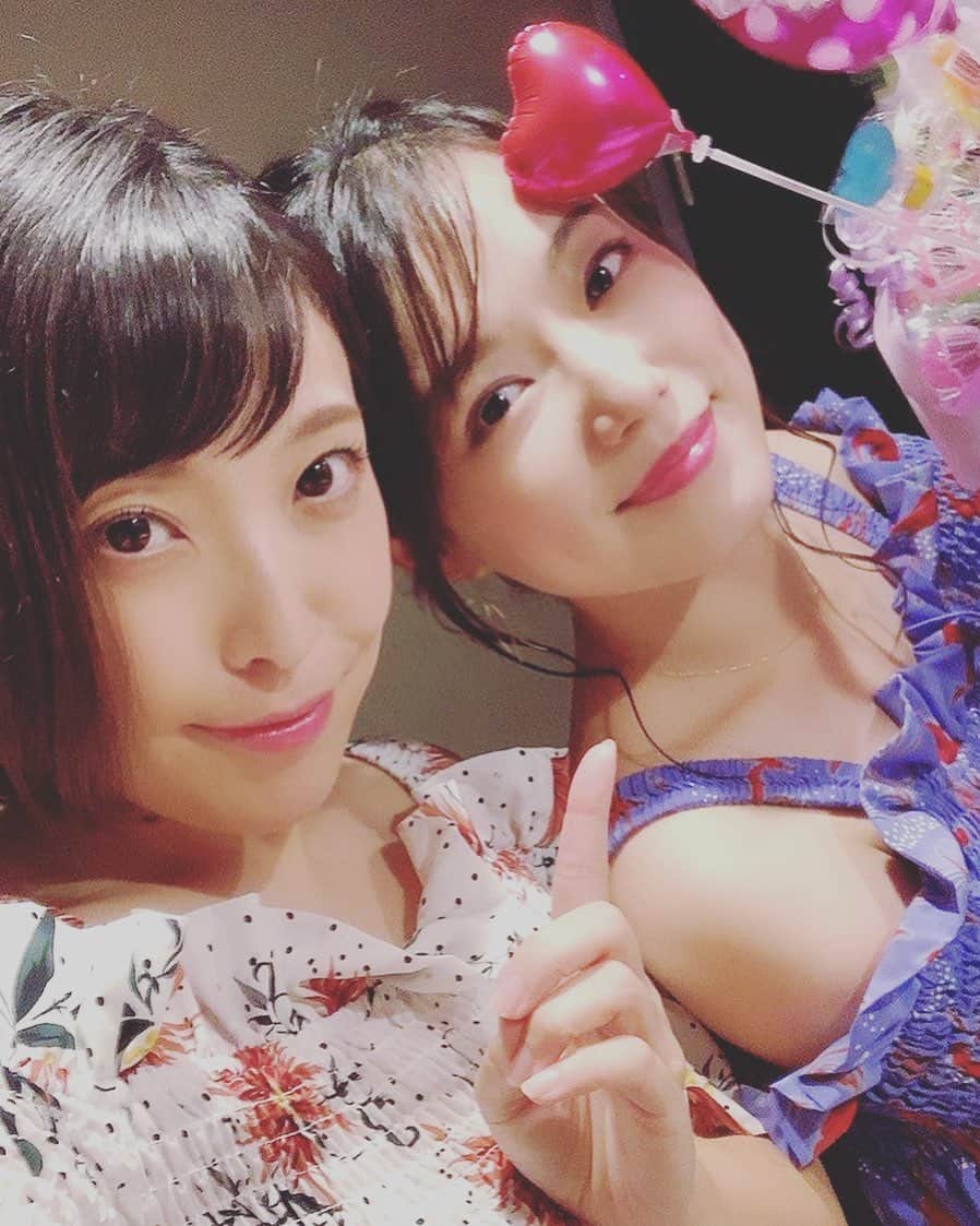 のインスタグラム：「RiRiKAともえりのトークショー ありがとうございました💓 あ〜楽しかった‼️ お客様が暖かいのはRiRiKAの人徳だなーとしみじみ思いましたよ💐 . . 今日言い忘れたんだけど、 2人のワンピース、実はおかんが私の誕生日にプレゼントしてくれたものなのっ👗 . しかも白い方が私w おかんが、私に似合いそうな服っていって一生懸命探してくれて、、、😭 . . で、RiRiKA自身は色違いをご購入😂 . . で、今回のイベントにせっかくだから 2人で着よう❗️て事になったの💓 . . でもここは、やはり、白はRiRiKAでしょって事になり、交換したの笑😂 . てな訳で、 「あれ？？もえちゃんが着てるワンピ、りりちゃんが着てなかった？？」 という事が起きてしまったのよ💐😂 . . 何はともあれ、幸せいっぱいのRiRiKAが袖を通したワンピース、ご利益ありそう💓💓💓 . . 私たちの花嫁がいつまでも幸せでありますように、、、🕊」