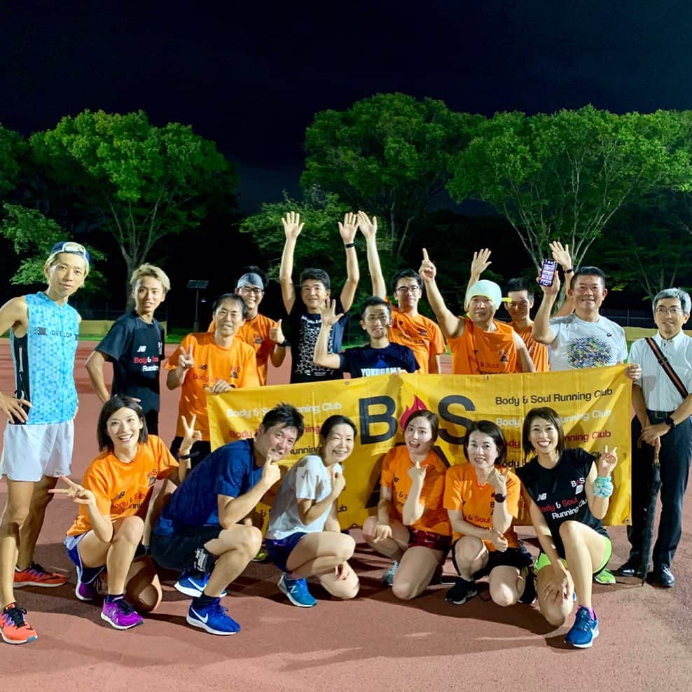 西谷綾子のインスタグラム：「✴︎ 8/30(金)BaSRC  ご参加ありがとうございました☺️✨ ・ 前回は、【身体の軸の傾きやポジション】& 【地面を押す時に意識する場所】を確認でしたが、  今回のテーマは、【ストライド】 意識的にストライドを伸ばすというより伸びているという状態になれるように、いくつかの動きづくりを取り入れアプローチ🐾 ・ ・ ✴︎familyで参加。いつも親子の仲良し雰囲気に 心がホッコリ♡ お友達も誘ってくださりありがとうございます‼︎ ・ ・ ✴︎スパルタンレースを目標に フォーム改善、走力アップのために 参加してくださいました❣️ ・ ・ ✴︎週末トライアスロンに出場された方は 自己ベスト更新‼︎ 10分短縮😆👏 ・ ・ ✴︎初参加の方から「コーチの皆さんは、もちろんですけどランナーの皆さんも楽しい方ばかりで楽しいランでした。次回も楽しみにしています✨」と言っていただきました😊🙏 ・ ・ ✴︎大坂さんから北海道マラソン！ 鈴木さんサンタモニカのお土産を♡ ありがとうございます😋😋🍫 ・ ・ さて、次回は9/6(金)19:10〜 (1,000m＋400m)×4-3本。 http://basrc.spo-sta.com  9月はビーチランもあり🏖🐾 🗓チェックしてね😍✨👍 ・ みんなの頑張る姿、笑顔が私のpowerに💓 ・ #頑張るのではなく夢中になろう  #BaSRC #BodyandSoulRunningClub #トライアスロン #スパルタンレース #ランニング #それぞれの目標  #仲間の力を借りながら  #目標に向かう過程に自身の成長あり #初心者の方もお気軽に #出会いに感謝」