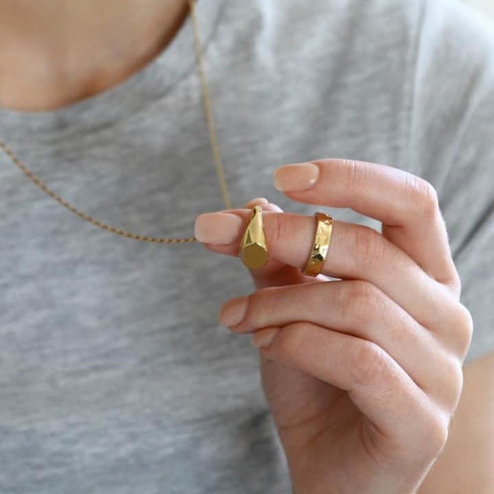 のインスタグラム：「Introduce longer layers in to your jewellery collection with our super versatile Double Ring Thread through Necklace, featuring a classic signet & a hammered effect gold ring.⁠ ⁠ Take the rings off the chain & add them to your ring stacking or add more gold rings to the chain for an edgier, statement look!⁠ ⁠ #oreliajewellery #oreliaaccessories #signetring #chainlayering #longnecklcae」