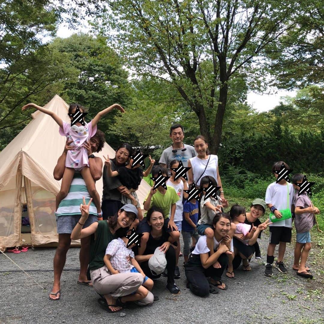高橋志津奈さんのインスタグラム写真 - (高橋志津奈Instagram)「今回はとにかく自然いっぱい！ . 私にとっては虫との過酷な戦いでしたが😅行ってしまえば楽しいことが満載！ . とにかく6家族でワイワイ楽しすぎだし @vermicular_japan で作ってくれたローストビーフが美味しすぎてみんなであっという間😂 . みんな大好きアヒージョは2日作ってもペロリ😋 . 朝はホットサンドを大量に作ってもみんなすごい食べて😂ハムチーズにチョコチーズ、2日目は前の日の残りの牛肉入れて作ったら美味でした！ @makinosaya はもうキャンププロだね！ . 2日目は @munekiharada1221 に頼んだ最強の肉に舌鼓🥩 見事にぺろっと完食😋😋😋 . スモークチーズも美味しかったし、 @makinosaya のレモンスープも暑い夏にはさっぱりしてて美味しかった！ . 浅漬けの素はおいしすぎてすぐに買いに行きたくなった一つ。 . 旦那が借りてきた冷風機はテントを建ててるパパ達の強い味方でした！ . @makoto087 オススメの @yeti はビールを冷えたまま飲める最強のアイテムでした！買ってよかった！ . お昼にはそうめんと焼きそば作ったり子供たちがとにかく楽しそうで夏の終わり思い出に最高! . 男子は虫かごと網があれば一日中遊べることが判明した今回のキャンプ⛺️秋にまた行こう！ . #キャンプ#夏休みの思い出#VERYチーム#面白すぎる仲間達#ツインリンクもてぎ#2019」9月1日 17時10分 - shizunan