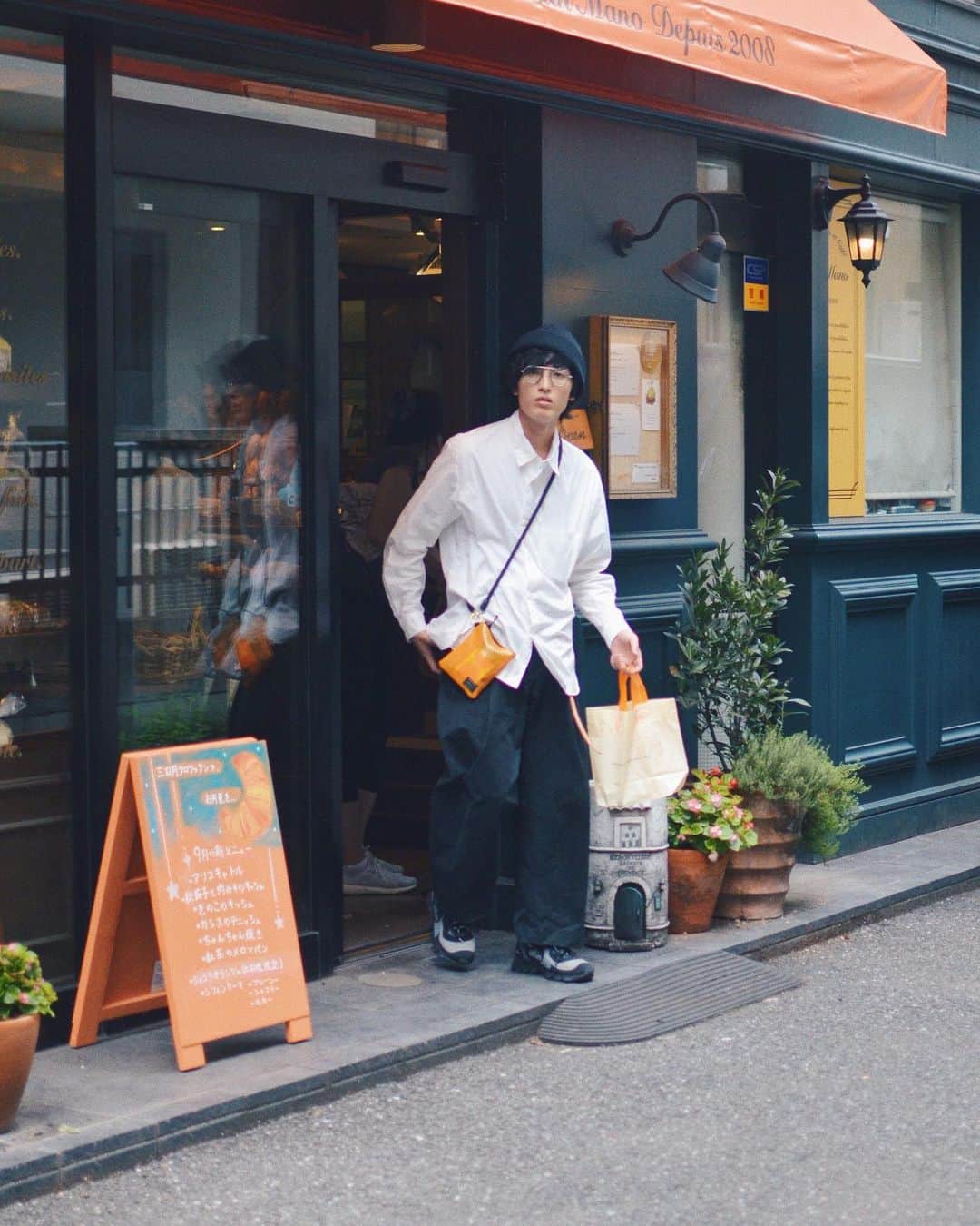yukiのインスタグラム：「かずさんお久しぶりっす パン屋からクロワッサン片手に出てくるところをフライデー」
