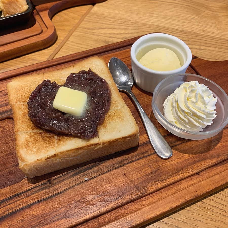山本彩加さんのインスタグラム写真 - (山本彩加Instagram)「. 大阪難波にある食パン専門店&カフェ #嵜本 . . あんバターの食パンを！！！ ふわっふわの食パンにこの甘いあんバターが最高すぎました！！！ . アーモンドもプレーンも美味しかったよ！！！みんなで行ってシェアするのおすすめです！！！ . 今回はメンバーと行ってきました☺︎ . . みんなも大阪に来た時は是非！！！ また関東のカフェも紹介するねーー！ . #カフェ巡り #大阪カフェ #難波カフェ #食パン専門店 #嵜本食パン」9月1日 17時24分 - ayaka48_yanyan