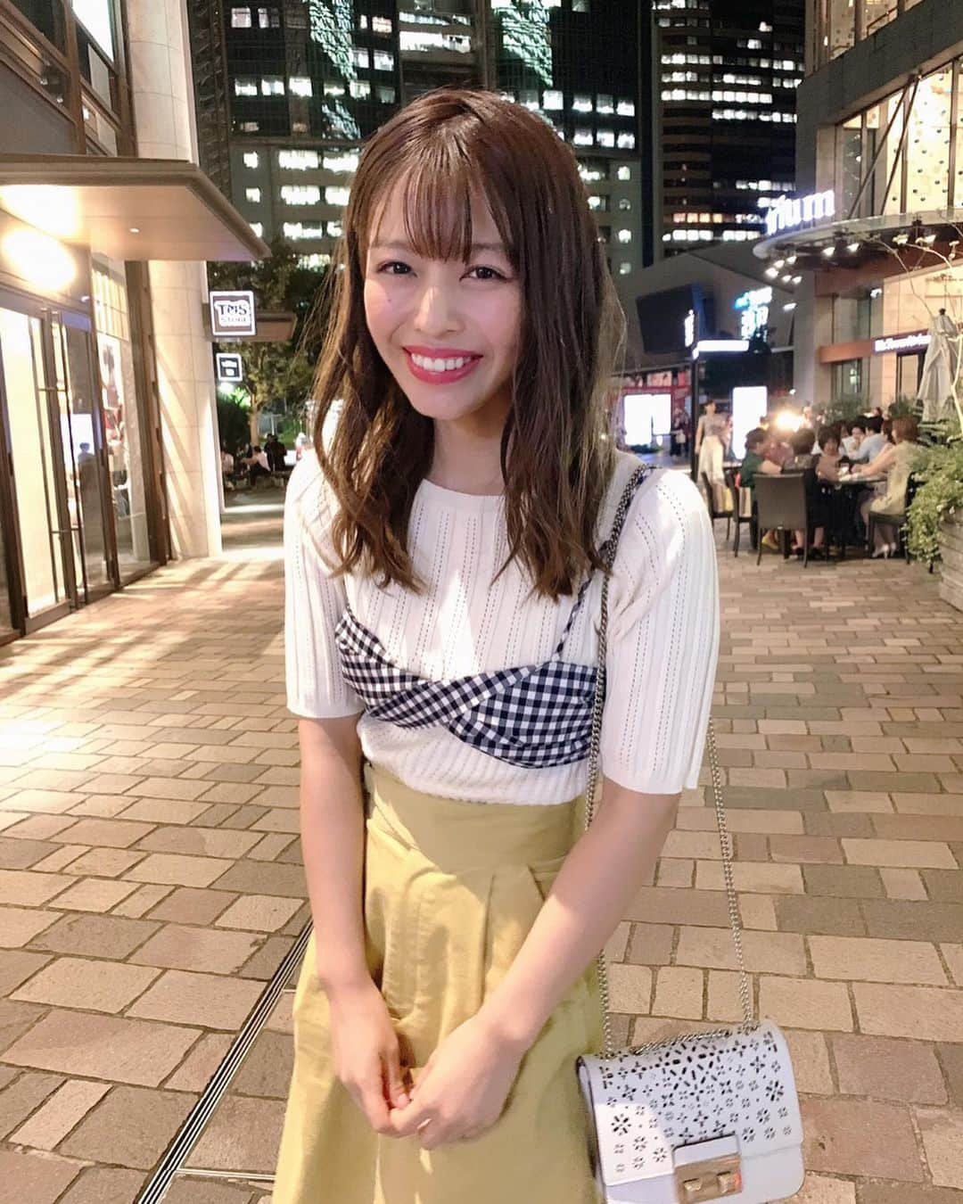 石倉侑芽さんのインスタグラム写真 - (石倉侑芽Instagram)「最近のお気に入り♡ 秋先取りコーデ👗🌟 . 最近買ってよかったナンバーワン⭐️ GUのコーデュロイスカート♡ ウエストがきゅっと絞れるベルトデザインが可愛くて これは使える❣️とアイボリーと２色買いした♡ ポケットも付いてる🙆‍♀️最高💓 1,990円やよー！安すぎる♡ 久々に立ち寄ったGUでまさかのまとめ買い✨ . ギンガムのビスチェは後ろがリボンなの🎀 ボトムスとのバランスを考え Tシャツではなく薄手のニットを合わせたよ♡ . この日はLiveだったので足元はぺたんこ💓 このサンダル楽すぎて手離せん、、🥺 FURLAのバッグはデザイン可愛すぎる💓 . tops... @redyazel  bustier... @limitlessluxury.jp skirt... @gu_global  bag... @furla shoes... @randa_pic . #ゆめちんコーデ #GUコーデ #プチプラ#GUスカート #コーデュロイスカート#秋コーデ #秋先取り#イエロースカート#ビスチェ#フルラ#レディアゼル#ジーユー#redyazel #コーディネート#私服 #デート #ミニバッグ」9月1日 17時22分 - yume8115