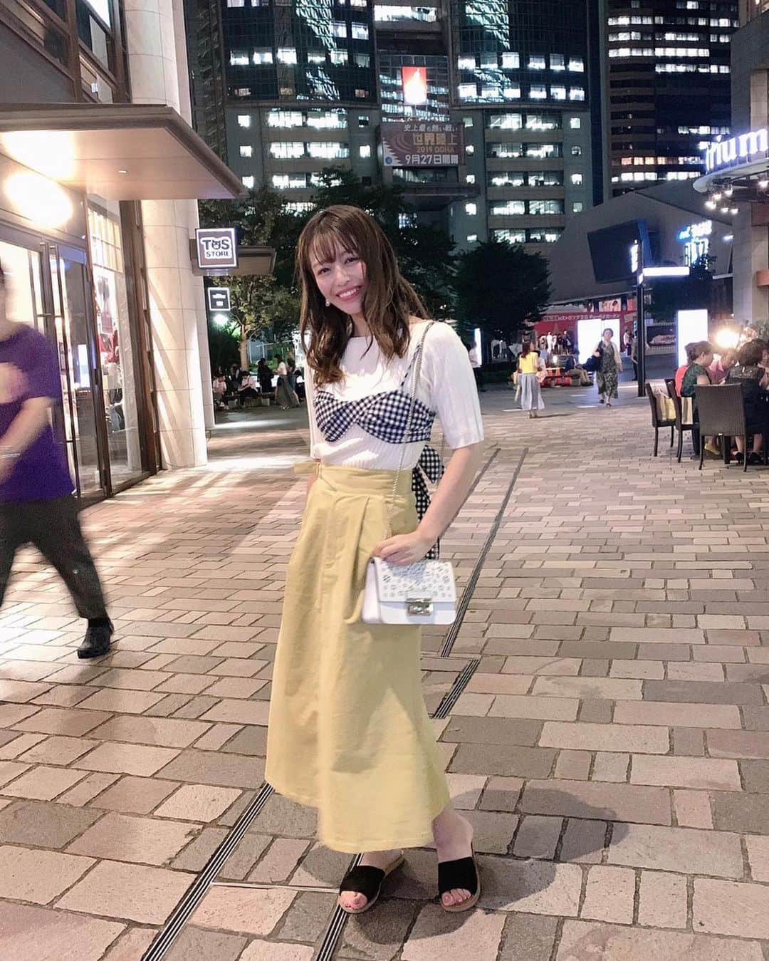 石倉侑芽さんのインスタグラム写真 - (石倉侑芽Instagram)「最近のお気に入り♡ 秋先取りコーデ👗🌟 . 最近買ってよかったナンバーワン⭐️ GUのコーデュロイスカート♡ ウエストがきゅっと絞れるベルトデザインが可愛くて これは使える❣️とアイボリーと２色買いした♡ ポケットも付いてる🙆‍♀️最高💓 1,990円やよー！安すぎる♡ 久々に立ち寄ったGUでまさかのまとめ買い✨ . ギンガムのビスチェは後ろがリボンなの🎀 ボトムスとのバランスを考え Tシャツではなく薄手のニットを合わせたよ♡ . この日はLiveだったので足元はぺたんこ💓 このサンダル楽すぎて手離せん、、🥺 FURLAのバッグはデザイン可愛すぎる💓 . tops... @redyazel  bustier... @limitlessluxury.jp skirt... @gu_global  bag... @furla shoes... @randa_pic . #ゆめちんコーデ #GUコーデ #プチプラ#GUスカート #コーデュロイスカート#秋コーデ #秋先取り#イエロースカート#ビスチェ#フルラ#レディアゼル#ジーユー#redyazel #コーディネート#私服 #デート #ミニバッグ」9月1日 17時22分 - yume8115