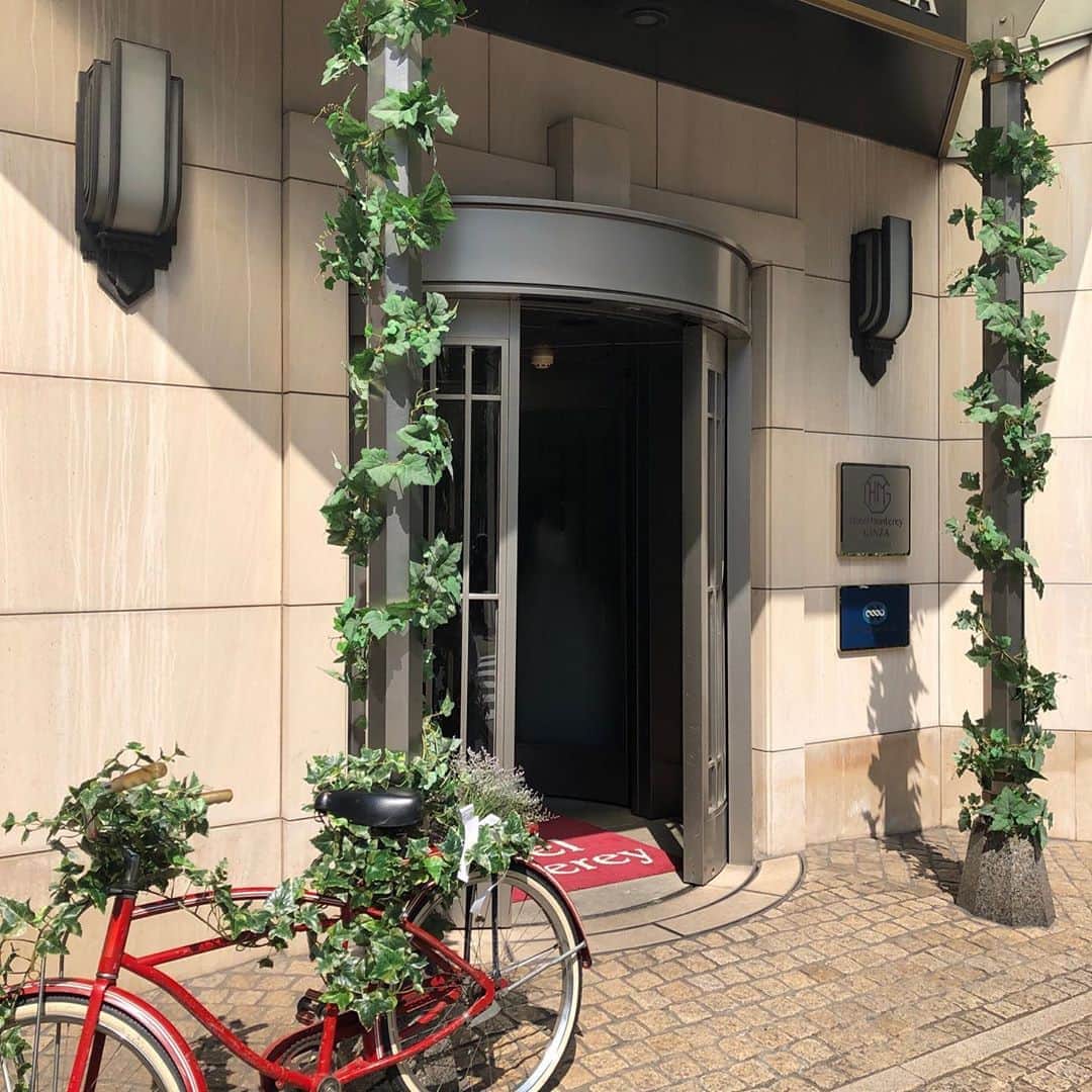 ホテルモントレ銀座 ブライダルサロンのインスタグラム：「#Hotelmonterey  #モントレグループ #ホテルモントレ銀座 #ホテルモントレラスール銀座 #ウェディング #モントレウエディング #ウェルカム装花 #フォトスポット #空間コーディネート #結婚式 #結婚式準備 #花嫁準備 #モントレ花嫁 #モントレ花婿 #プレ花嫁 #Instawedding  #銀座ウェディング」
