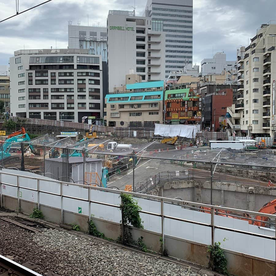 池田鉄洋さんのインスタグラム写真 - (池田鉄洋Instagram)「渋谷の再開発で大学時代に通った定食屋がなくなってた。その頃の私は劇団の公演の度にバイトを休み、休みが続いて居づらくなって辞めちゃって、つまりホントに貧乏で、バイト帰りに食べた肉まんの美味しさに涙したり、バイト先で余った弁当もらって劇団のみんなでご馳走だ！ なんて食べたり。で、たまの贅沢がその定食屋。ボソボソの白飯だったけど大盛りを秒で完食してたなあ。1人席で「これから戦（稽古）じゃ！」みたいな顔で食べてたなあ。下北沢も渋谷も、あがいていた痕跡がどんどんなくなって行って、寂しいけど、少しホッとしたりもするのよね。だって恥の痕跡だったりするからね。美化はできんほどのね。」9月1日 17時35分 - ikedatetsuhiro