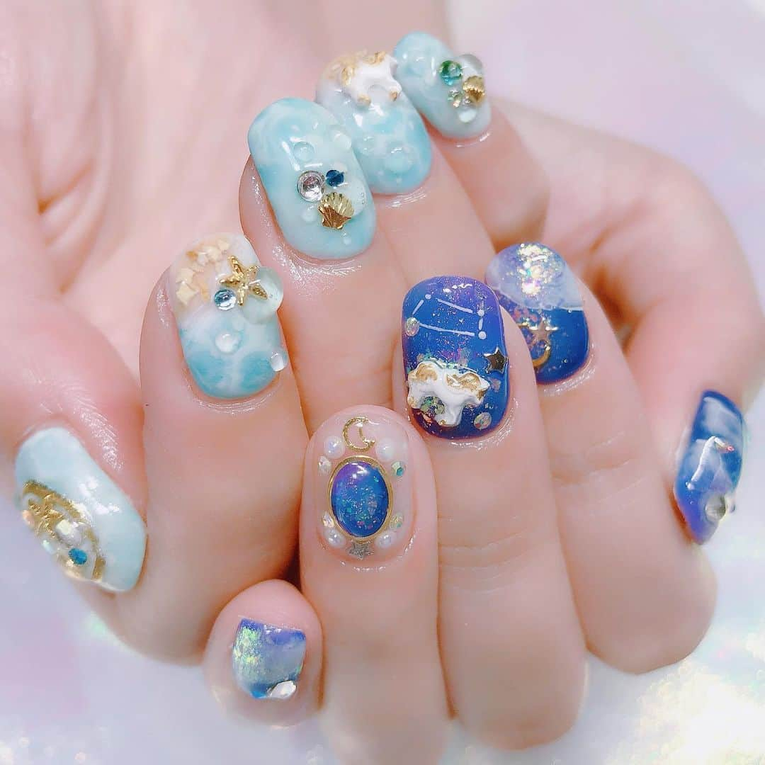 なかやまちえこさんのインスタグラム写真 - (なかやまちえこInstagram)「夜空と海のアシメネイル🏖 #nail #nails #nailart #ネイル #美甲 #ネイルアート  #clou #nagel #ongle #ongles #unghia #japanesenailart #manucure #네일 #젤네일 #네일아트 #네일리스트 #japanesenails #manicurist #gelnails #アシメネイル #夜空ネイル #星座ネイル #星座 #constellation #constellationnails #星空ネイル #海ネイル #seanails #水面ネイル 海 きまぐれキャットFuwa-t ベースクリア、ベースホワイト、6300B PREGEL 282.258.W51.⠀ PremDoll B36⠀ ポニー PREGELミューズ マザーズホワイト、きまぐれキャット リキッドメタルゴールド⠀ 夜空 PREGEL 114.259.814.ライナーホワイト、ミューズ オーロラドリーム きまぐれキャットFuwa-t ベースクリア、 6301B」9月1日 17時43分 - chiekonakayama