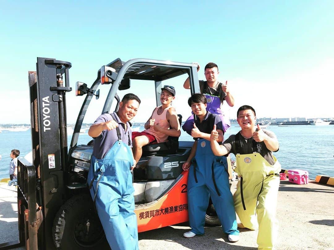 般若のインスタグラム：「海ありがとう！ アワビありがとう！！ フォークリフトありがとう！！！」