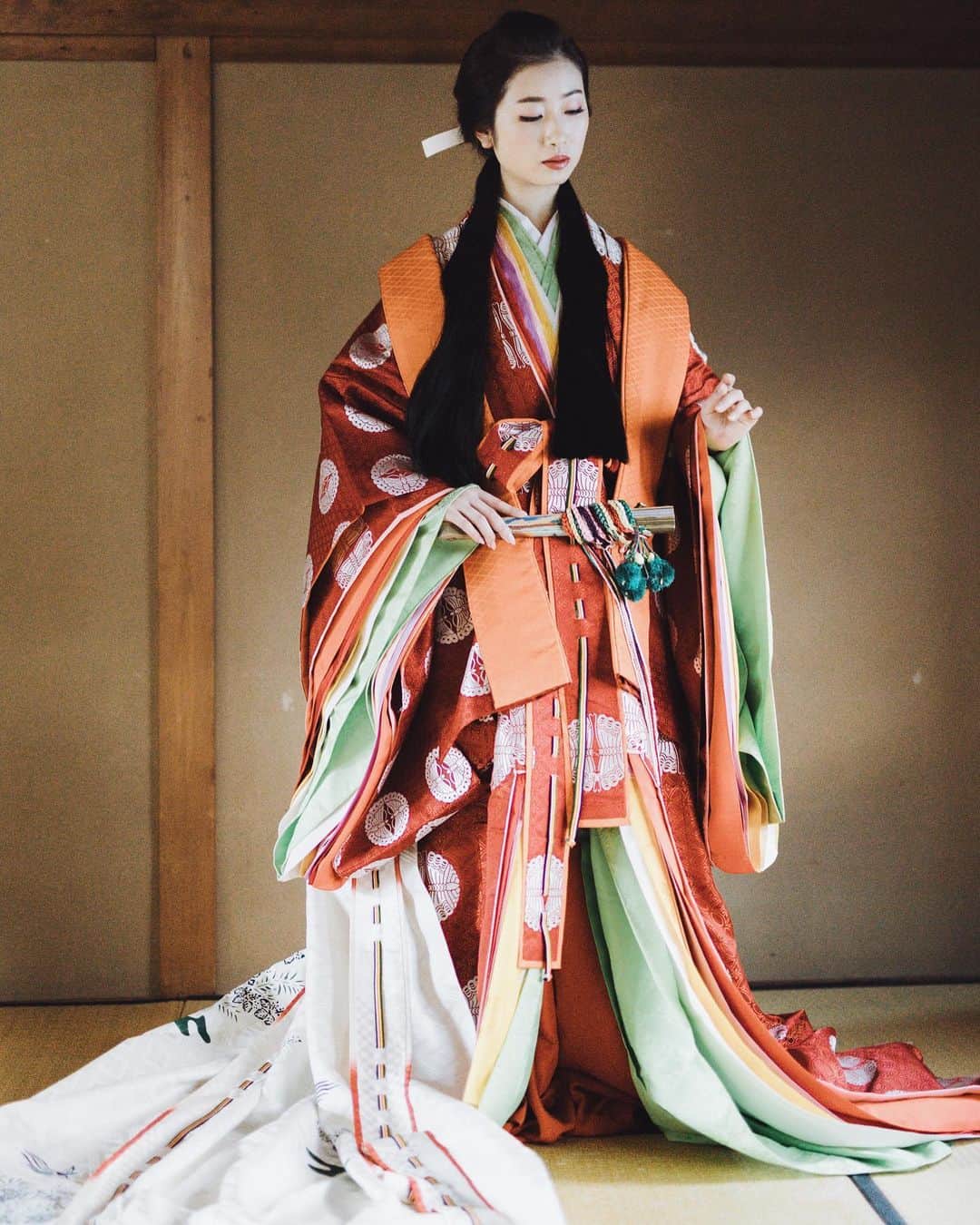 福井千佳さんのインスタグラム写真 - (福井千佳Instagram)「. . #September 🍁 . #kimono#十二単#じゅうにひとえ#kyoto#京都#和装#shooting . . #かぐや姫 をイメージして、とのことで。 貴重な経験をSpecial memberと。 . @weddingscenesnaoko  @kyoto.kimono.style  @clybymatthew . . #model#fashionmodel#모델#和装モデル#webモデル#関西モデル#partsmodel#作品撮り#フリーランス#freelance#福井千佳#chika_fukui#インフルエンサー#beauty#followme#style#おしゃれさんと繋がりたい#picoftheday#japan#サロモ#いいね返し」9月1日 17時43分 - chika291