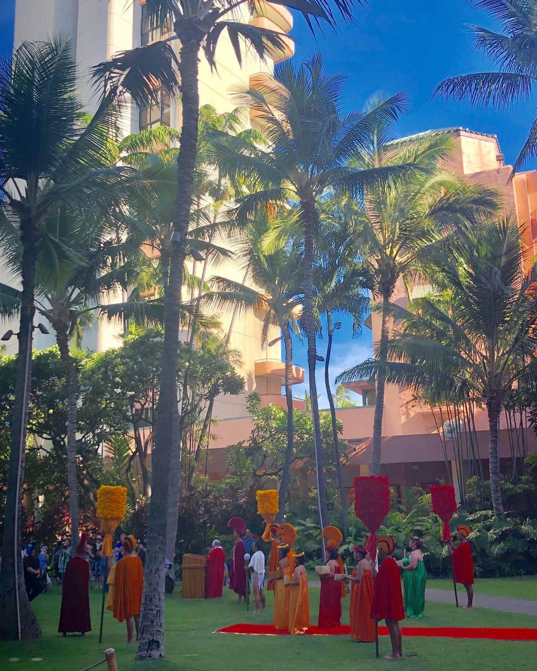 箕輪玖美さんのインスタグラム写真 - (箕輪玖美Instagram)「アロハ〜🌺 ロイヤルハワイアンの広場でアロハフェスティバルの初日イベントが行われていました😃 農作物の収穫を祝ってスポーツ大会や宗教行事を行う古代ハワイの祭り「マカヒキ」にならって行われるアロハ・フェスティバルは、古代ハワイの祭りを現在によみがえらせたものだそう✨  式典、ライブ、フラと内容も盛りだくさん♪  ピンクパレスには、雰囲気が好きで毎回渡ハワイの度に散歩に来ちゃう❤️ #ハワイ #ホノルル #海外旅行 #住みたい場所  #ハワイ最高 #ハワイ好きな人と繋がりたい #南国が好き #癒される #爽やかな風 #モデル #箕輪玖美 #hawaii  #trip #happy #instapic #royalhawaiian」9月1日 17時49分 - kumi.111
