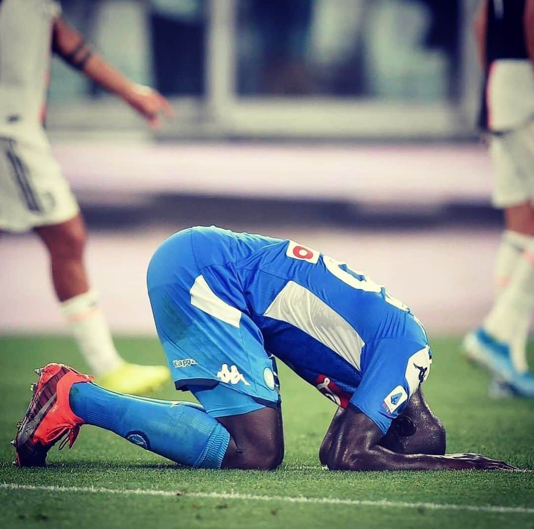 アルカディウシュ・ミリクのインスタグラム：「Un errore non cambia niente. Sei sempre il nostro campione Kalidou. Forza Napoli, siamo solo all’inizio. 💙👊🏿 One mistake does not change anything. You're always our champion Kalidou. Forza Napoli, we are just in the beginning. 💙👊🏿 #forzanapolisempre」