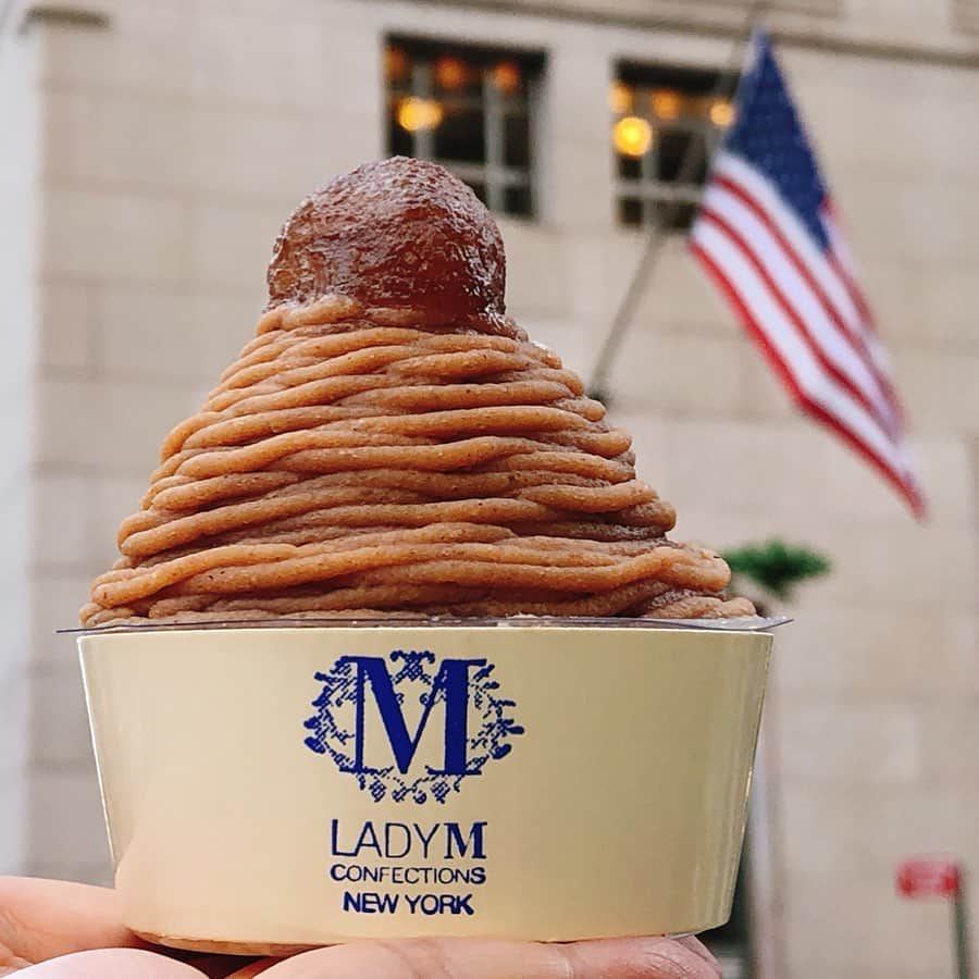 のインスタグラム：「ニューヨーク来ました🇺🇸🗽 ・ 「LadyM」さんのモンブラン♡🌰ニューヨークってモンブランのイメージ少ないですが、ここは人気店❤️たっぷり栗クリームと生クリーム。スプーンで食べます♡かなり甘め。笑 ・ ・ 今回のお仕事は、和服で和食と和菓子と和栗の応援🇯🇵🇺🇸 綾鷹飲みつつ、撮影もしていただいてます。 ・ ・ 和栗を世界に応援するぞと意気込みつつ、地元の人気栗スイーツも食べなきゃね。😆💓💓💓 ・ ・ 今回の撮影では、パリ在住の大好きなヘアメイクアーティスト @junkonakano_paris  さんと ハワイ在住の大好きなカメラマンさん @tacophotohi  に撮影していただいてます。 (プロたかこさんの 写真はまた後日に) ・ ・ 今回は パリから、ハワイから、日本からとニューヨークに集結💪💪💪 暑い気温、フェリーにも乗るバタバタスケジュールにも、お2人のお陰で撮影も順調に楽しく進んでます♡感謝♡ ・ ・ 和服で海外にいると、色んな方にお声がけ頂き旅先で仲良くなれたりも♪ ・ ・ 「ありが糖運動」と、ニューヨークに持参した和菓子のお話も また書きますねー♪ ・ ・ #綾鷹#ありが糖運動 #里井真由美#ニューヨーク#ブルックリン#ladyM#栗#モンブラン#撮影#和服#1級フードアナリスト里井真由美」
