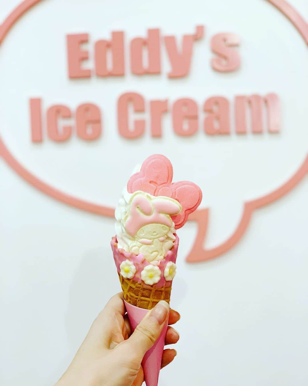 早川愛さんのインスタグラム写真 - (早川愛Instagram)「先月8月限定のマイメロ🐰💗 @eddys_ice_cream_ ・  かわいいかわいい💕💕 間に合ってよかった❣️ 今月限定のタキシードサムもかわいい🐧💕 毎月いきたいとおもいつつなかなかいけない😭 ・ ・ ・  #エディーズアイスクリーム  #期間限定 #mymelody  #マイメロ  #原宿 #原宿カフェ #原宿スイーツ #カフェ巡り #アイスクリーム #ソフトクリーム #ピンクカフェ #hub_eddysicecream #eddysicecream  #icecream #softcream  #cafe #pink #PR」9月1日 17時52分 - megumegu_1006