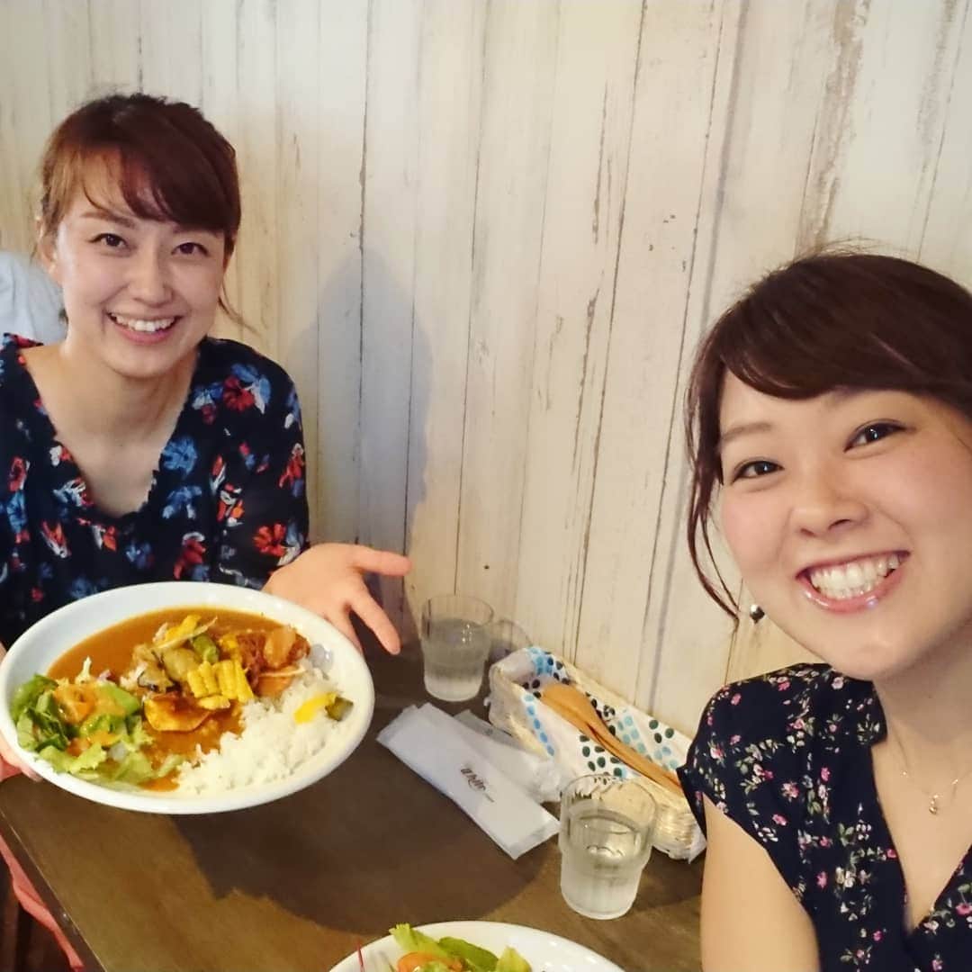 滝香織さんのインスタグラム写真 - (滝香織Instagram)「#伊予市 の#町家バル桑原 のカレー 辛すぎずフルーティーで、野菜の甘みをしっかり感じられる#カレー 。 取材の途中のお昼ご飯に立ち寄りました。 まきちゃんも私もあっという間にペロリ✨ さらさらとすごく食べやすいカレーでした。  東京から移住してお店をオープンさせたというマスターも気さくな方で、居心地のよいお店でしたよ。  そして、次回の#よるマチ はカレー特集です。 気になるカレーがいっぱい出てきます！！ カレー好きの私も楽しみ✨ どんなカレーが出てくるか乞うご期待！！ #伊予市 #町家 #ランチ #グルメ  #愛媛グルメ #cafe  #curry #instagood #love  #テレビ #アナウンサー #女子アナ #あいテレビ #松山 #愛媛」9月1日 17時55分 - kaorin_taki