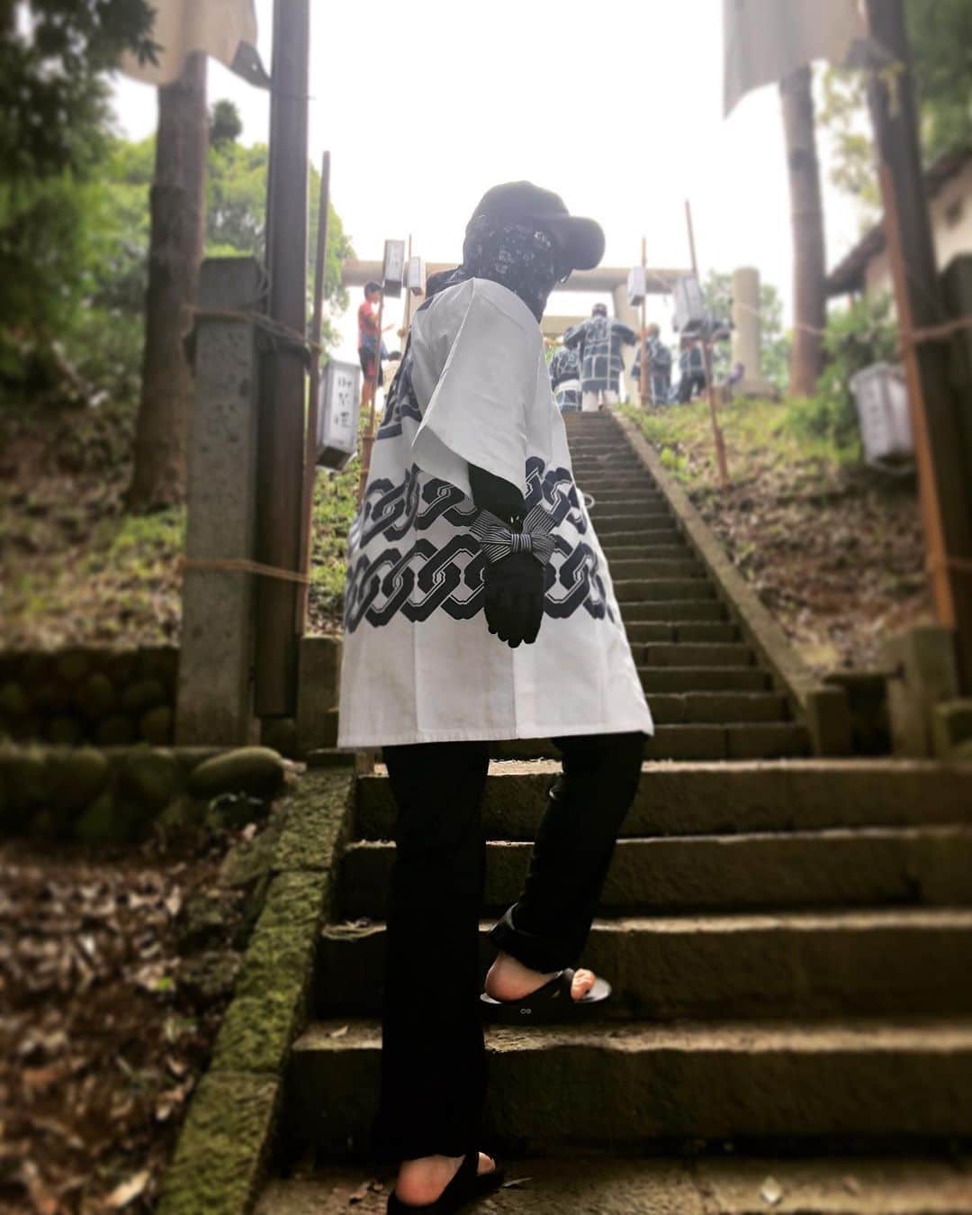 岡村咲さんのインスタグラム写真 - (岡村咲Instagram)「今日はお祭りに来ています🏮👘✨法被までお借りして、満喫😚こんなに堪能したのはいつぶりだろうか。日本の歴史や伝統に触れてとても心が洗われました‼️ヘルプマークを付けて神輿の近くを歩いていたら、おばあちゃんから肩をトントンと話しかけられ、どうやら、耳の不自由なおばあちゃん。身振り手振りでお話したら、若いのに病気な私にとても心配して下さって最後は涙でハグ……ご本人も不自由を感じながらの生活、自分と照らし合わせてなのか、はたまた若くから病気である私の事を想ってなのか。私もうるっと来ちゃいましたが、びっくり、素敵なひと時でした。おばあちゃんありがとねー👵」9月1日 17時55分 - sakiokamura_official