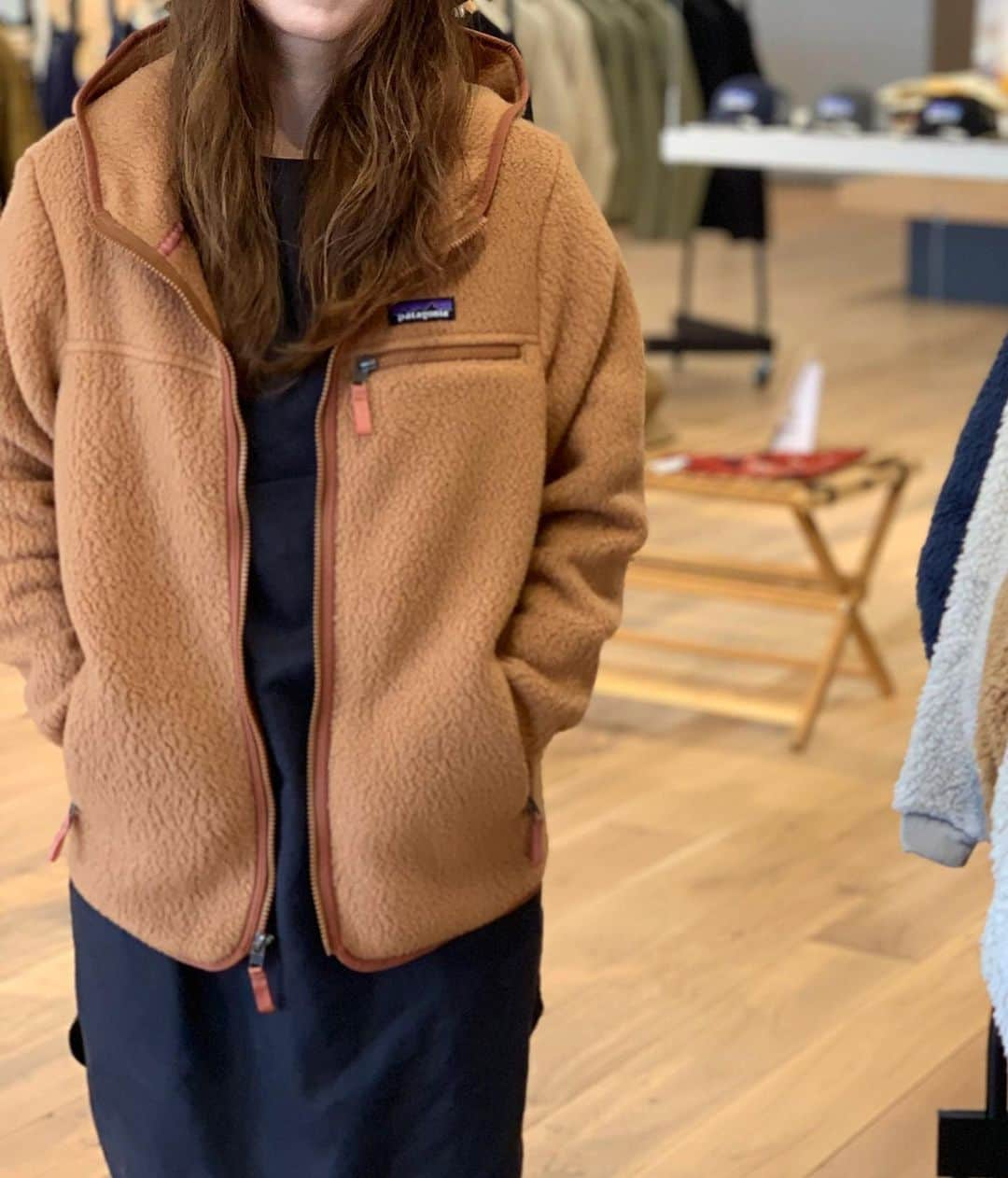 SUNDAY MOUNTAINさんのインスタグラム写真 - (SUNDAY MOUNTAINInstagram)「* 【 本日のPatagonia人気アイテム！】 *  本日もPatagoniaより人気アイテムのご紹介です♪  フード付きで とても軽いのが特徴の 着心地の良いフリース！  一women'sレトロ・パイル・フーディ一  リサイクル・ポリエステル100％のシアーリング・フリースを両面に使用した贅沢な肌触り。  3枚パネル構造のフードと高めの襟で保温性を高める仕様になっております。 カーブを描く後ろのヨークとパネル構造の裾は、女性らしいシルエットです。  パンツでもワンピースでもコーディネートしやすい1着！  サイズ等 ご気軽にスタッフにお声かけ下さいませ♪ ＊ 【ウィメンズ】レトロパイルフーディ * ■カラー：BEBR,NENA,PLCN ■サイズ：S,M * THE GATE by SUNDAY MOUNTAIN 営業時間 11:00〜19:00 (水曜定休) 福井県福井市定正町1216 TEL 0776-97-8848 * * ■ THE GATE by SUNDAY MOUNTAIN 営業時間 11:00〜19:00 (水曜定休) 福井県福井市定正町1216 TEL 0776-97-8848 * * ■ オンラインショップ http://campanela.jp/webshop.html （ 公式・楽天・Yahoo!・Amazon・Wowma! ) * * #THEGATEbySUNDAYMOUNTAIN #sundaymountain #サンデーマウンテン #人気アイテム #アウトドア #キャンプ #パタゴニア #ノースフェイス #アークテリクス #パタゴニア #andwander #Patagonia  #ロスガトスクルー  #ガールズレトロXボマージャケット #レトロx #フリース #アウトドアショップ  #福井 #キッズレトロx #パタゴニアレトロx」9月1日 17時58分 - sundaymountain