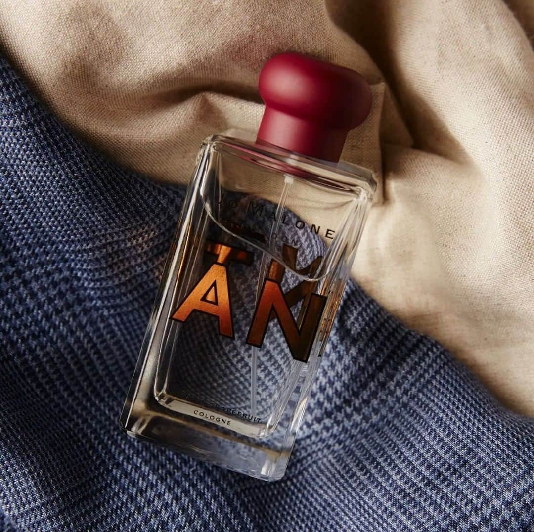 のインスタグラム：「Huntsman in collaboration with Jo Malone has developed four distinct fragrances; ideal for every occasion. For these light, bright days try Assam and Grapefruit; Bursting with citrus and notes of black tea. Lively and aromatic; this fragrance is infused with spicy cardamom and the warmth of patchouli.  #Huntsman #SavileRow #JoMalone」
