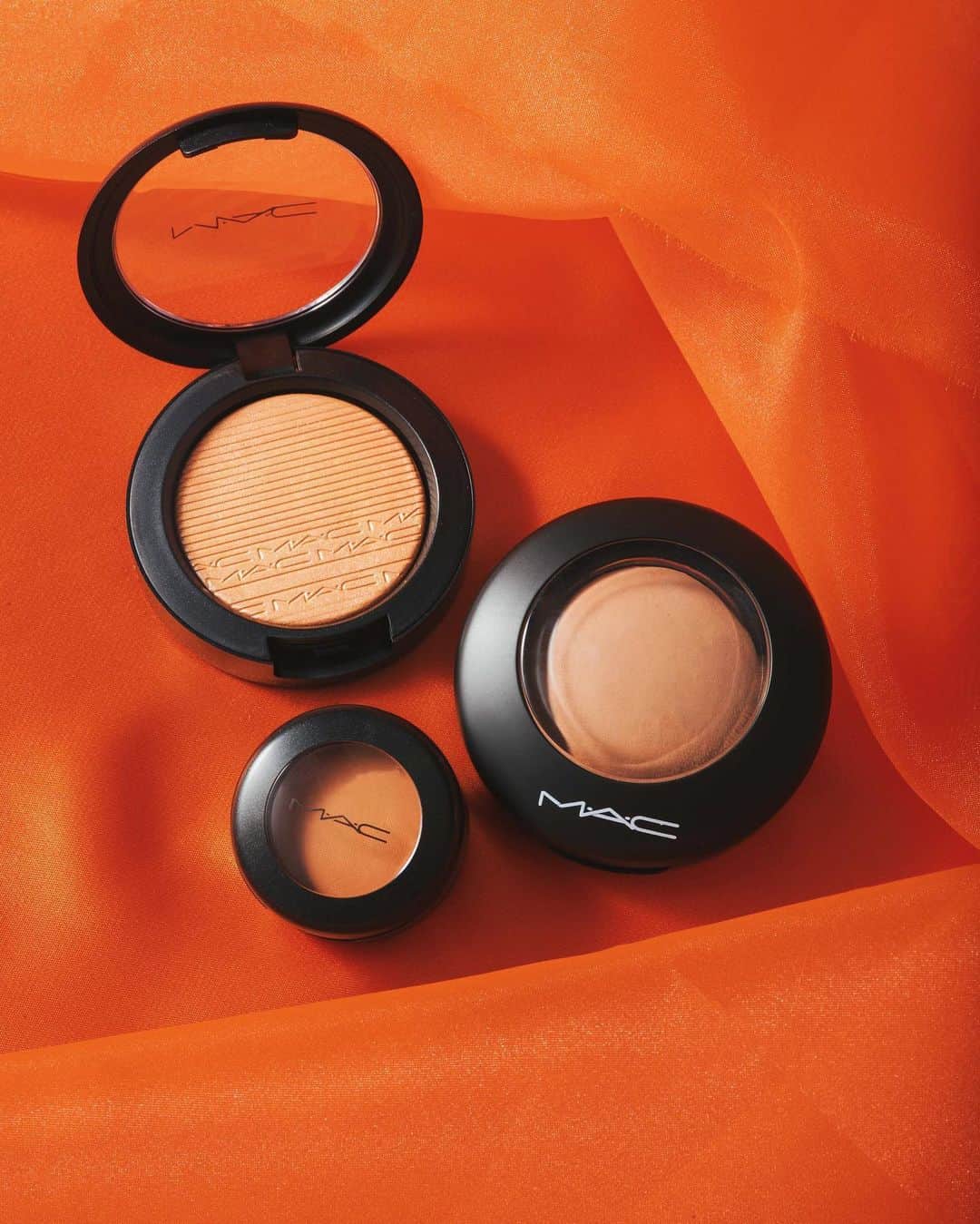 M∙A∙C Cosmetics Japanのインスタグラム：「⠀ 夏の余韻を楽しみつつ、深まる秋に向けてメイクをアップデート！ オレンジベースに季節感と上品なツヤ感をプラス。 最旬メイクにチャレンジして、トレンドを楽しんで！ ⠀ ↓製品↓ 左：[エクストラ ディメンション ブラッシュ]　ジャスト ア ピンチ 右：[M∙A∙C ミネラライズ ブラッシュ]　ナチュラリー フローレス 下：[スモールアイシャドウ]　ルール ⠀ DESIGN: @aiaizm PHOTO: @takaki_iwata ⠀ #MACCosmeticsJapan #MACコスメ #MACCosmetics  #MAC #URBANSUMMER #コスメ #メイク #リップ #オレンジ #トレンド #トレンドメイク #ツヤスキン #ワントーンメイク #オレンジメイク」