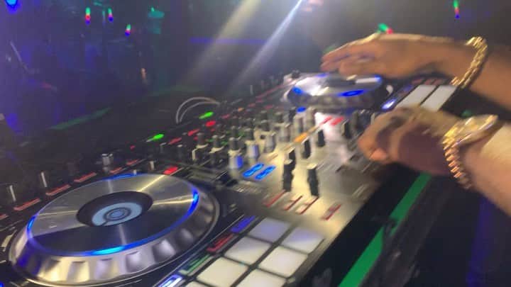ファンクマスター・フレックスのインスタグラム：「In case u need another angle Just doing what I love to do! FunkFlex on the set! Laboom! Vid via: @djhrnyc x @litdigitaldjs ( Ps: I not mad at CDJs anymore! All love! LITDIGITALDJS@GMAIL.COM TO BOOK FUNKFLEX!」