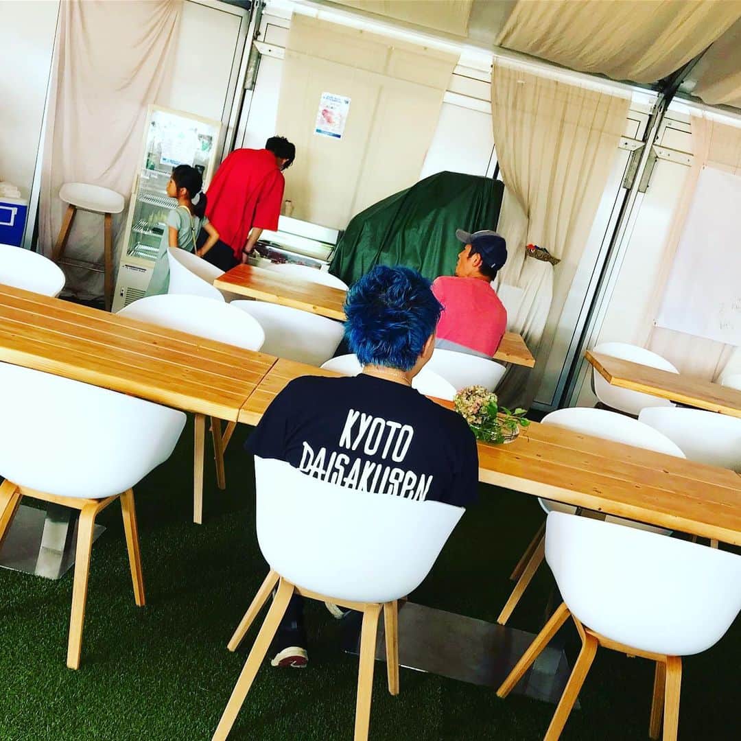 こーいちのインスタグラム：「今日もヤバいライブをかました後にご飯食べようとケータリングに行くとナオキが飯を食っていた。 さてこの後俺はどうしたでしょうか？  1  余裕でシカト 2 余裕シカト 3 夜鹿  #sweetloveshower  #あざす」