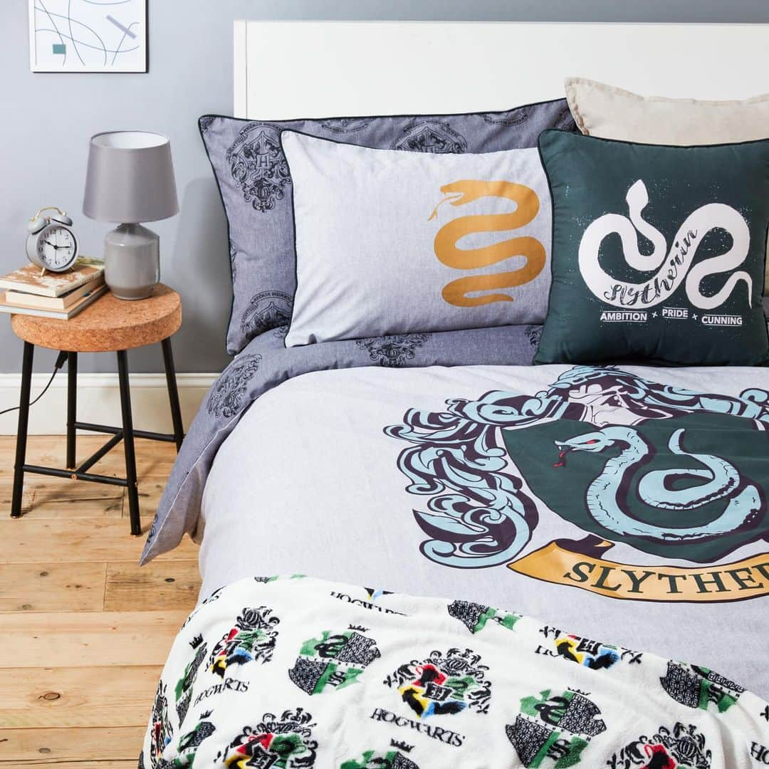 プリマークさんのインスタグラム写真 - (プリマークInstagram)「Celebrate the day that students return to Hogwarts with our magical selection of #HarryPotter homeware ⚡️Which house will you choose? Bedding from £14/€17, Throws £6/€8, Cushions £6/€7/$8 #Primark #PrimarkHome #BacktoHogwarts」9月1日 18時04分 - primark