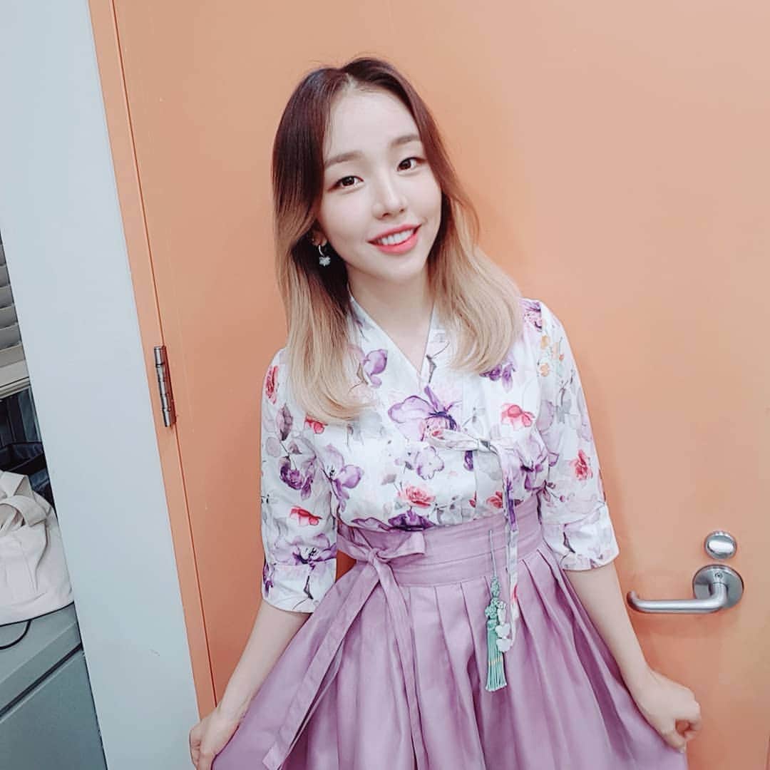 ペク・アヨンのインスタグラム：「이번주 복면가왕 우렁각시는 바로 저 백아연이었습니다!💜 #복면가왕 #우렁각시 #백아연」