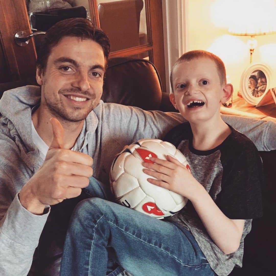 ティム・クルルのインスタグラム：「‪I will give away my match worn gloves or signed boots to someone who donates to this charity. Kian suffers from a rare Wolf Hirschhorn Syndrome, he is a great little boy who is close to my heart. More info in the link below.‬ ‪https://www.gofundme.com/f/craig039s-campaign-for-st-cuthbert039s-care?utm_source=customer&utm_medium=copy_link&utm_campaign=p_cp+share-sheet ‬ ‪#giveaway #charity #marathon #alanshearerfoundation」