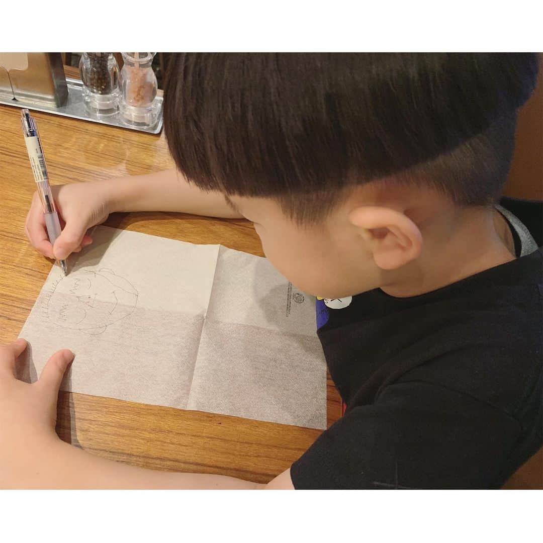高見まなみのインスタグラム：「はじめてたいちゃんの似顔絵を描いた日🍝  #似顔絵 #5歳3ヶ月 #0歳1ヶ月 #レストラン  #ペーパーナプキン #大食い男子」