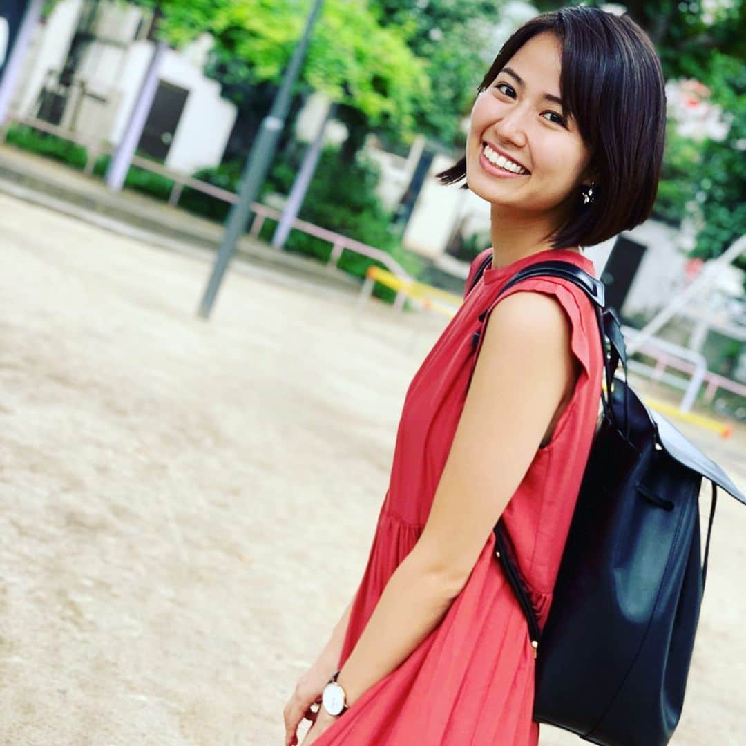 新谷あやかさんのインスタグラム写真 - (新谷あやかInstagram)「オーバーオール写真がそろそろ飽きたけん、ワンピース👗⭐️ ・  My favorite one-piece. ・  #新谷あやか  #しんやあやか  #shinyaayaka  #actress #女優 #英語の先生 #英語の勉強  #ワンピース #ワンピースコーデ #赤ワンピース  #stylemixer  #onepiece」9月1日 18時12分 - shinya.ayaka