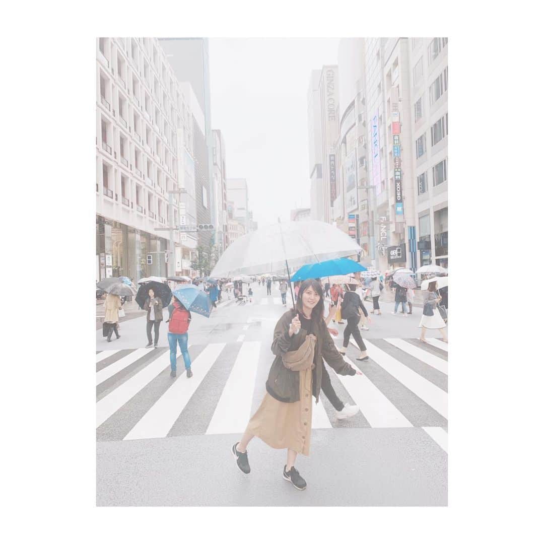 大崎みらいのインスタグラム：「、 雨の日は 傘にあたる雨音を 楽しんじゃいましょ！ 、 、 ステキな雨靴買いたいな🤔 、 、 、 #雨 #雨の日 #雨の日の過ごし方 #rain #rainday #☔️ #銀座 #ginza #japan」