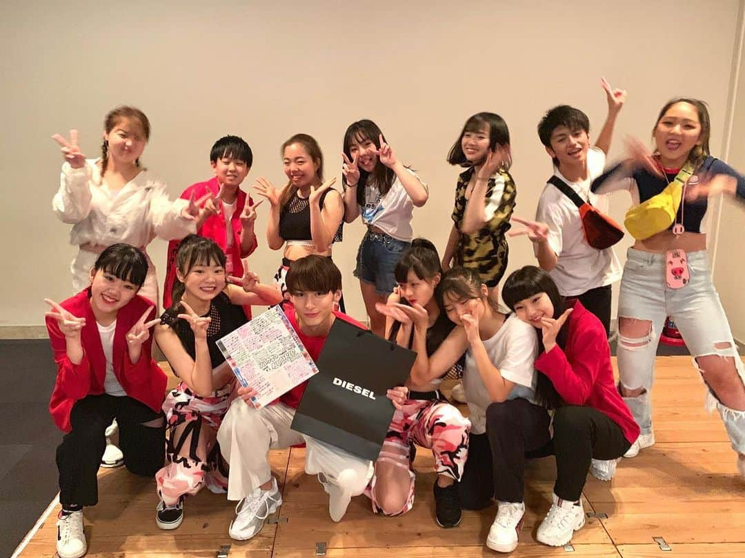 小見山直人 さんのインスタグラム写真 - (小見山直人 Instagram)「avex artist academy福岡校発表会 FULL-OUT 2019 小見山直人ナンバー出させていただきました✨ リハの回数がほんとに少なかったのにみんなの頑張りと努力のおかげで良い作品になったんじゃないかなと思います☺️ ナンバーを出すことは１つの夢だったので今回出すことができてとても光栄でした！ サポートしてくださったharukaさん、出演してくれたみんなありがとうございました☺️！ みんな元気いっぱいでリハの時から楽しかったから終わって寂しいな みんなから寄せ書きとプレゼントももらってめっちゃ嬉しかったし最高の思い出になりました😭✨ これからもお互い頑張っていこうね✊✨」9月1日 18時22分 - naoto_lol