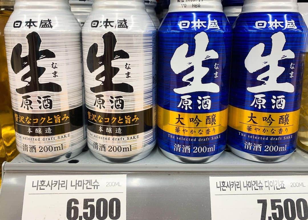 浜平恭子さんのインスタグラム写真 - (浜平恭子Instagram)「韓国のスーパーの日本酒コーナー(๑′ᴗ‵๑)🍶 「がんばれ父ちゃん」というお酒、韓国でかなり頻繁に見掛けます✨ 居酒屋さんとか焼き鳥屋さんとか、日本風のお店で…🍢 灘五郷のお酒も並んでいて、凄く嬉しいな💖 お値段は輸入品なので結構しますが、日本酒が並んでいる姿はやっぱりキリッとカッコいい❣️」9月1日 18時23分 - hamahi1231