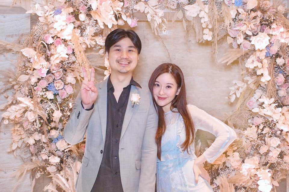 ジェシカ・ヤマダのインスタグラム：「With (a bit tipsy) le hubby 🤵🏻💖 2nd slide: Accidentally made a pose similar to our wedding mascots 🙀💕 . 3rd slide: A detail of our wedding invitation 🙈🥰 Had a lovely time designing this! . 4th slide: He waited for the 321 countdown to 1, and then suddenly LIFTED ME UP 😱 I was totally caught off guard 🤣 but of course still holding the #asianpeacesigns ✌️😭✌️ . 5th slide: Me preventing him to prank me again 😏 look at his silly gesture 😂 Love him so much! 😘❤️❤️❤️ . #antjess #jesswears #des2infinity #husbandandwife #sillyhubby」