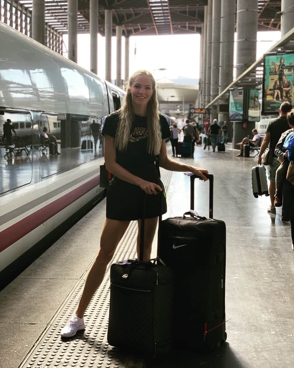 ダリヤ・クリシナさんのインスタグラム写真 - (ダリヤ・クリシナInstagram)「Light traveling to #Valencia #spain」9月1日 18時43分 - dariaklishina