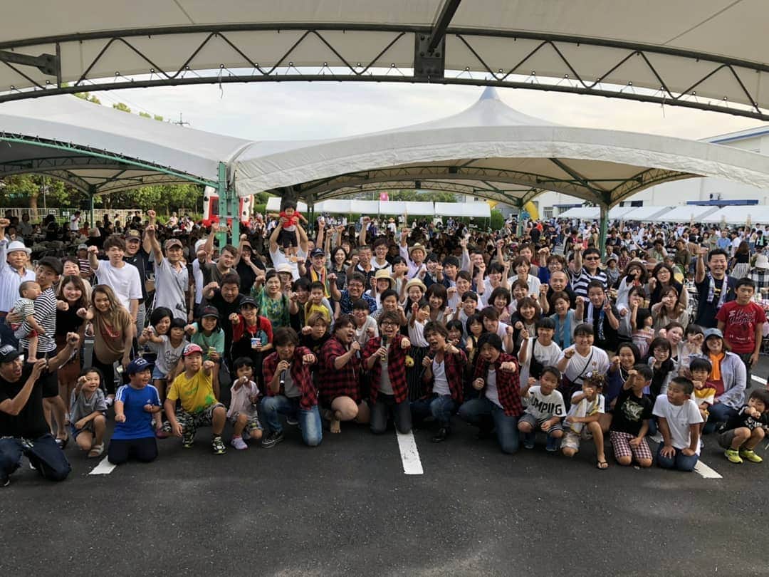 延本英祥のインスタグラム：「. 夏の終わり  ８月31日  B'z軍団 B'ず軍団  企業様の夏祭りで 稲葉さんの地元 岡山県の津山にて ショーをやらさせてもらいました  イナバ化粧品店さんにもご挨拶行けて お母様に大変優しくしてもらえました  ありがとうございました  #Bz軍団　#Bず軍団　#ビーズ軍団 #ものまね　#エンタメ #ひでよしっと」