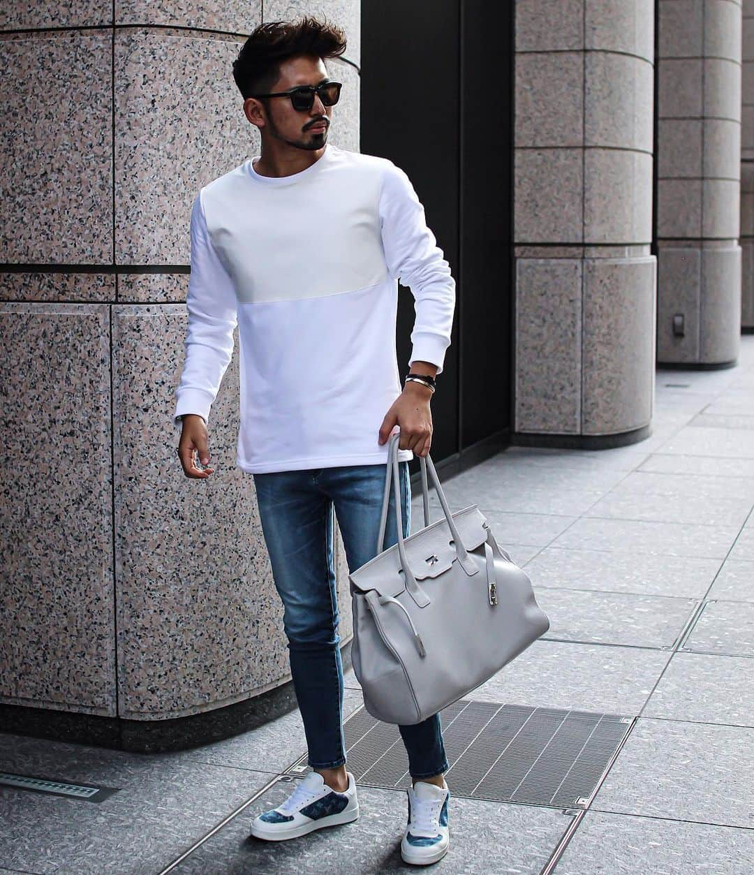 ken_navyさんのインスタグラム写真 - (ken_navyInstagram)「White×Blue⚪️🔵 Elegant×Casual  #ken_ootd  #tops @eurokenvy  #denim @eurokenvy  #shoes @louisvuitton  #bag @eurokenvy  #eyewear @moncler」9月1日 18時45分 - ken_navy