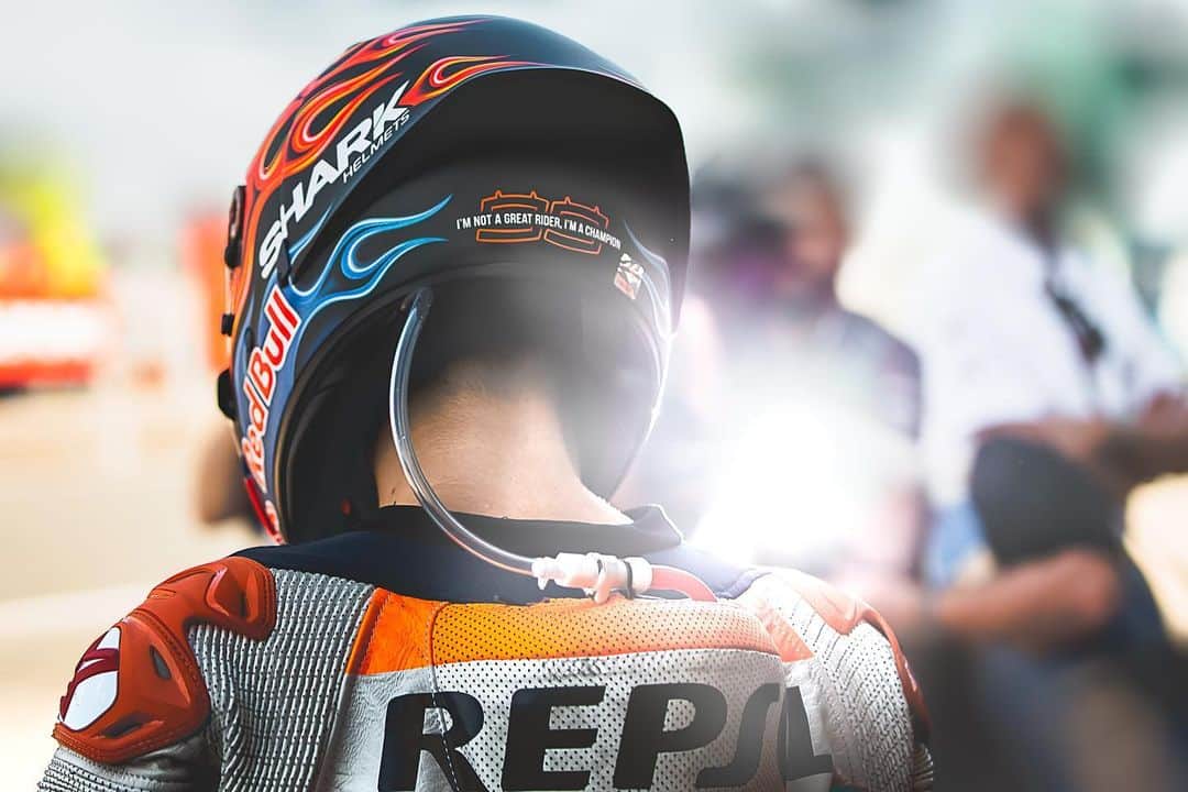 レプソル・ホンダのインスタグラム：「HRC Photographer @polarityphoto on his picture of the #BritishGP 🇬🇧 ⠀⠀⠀⠀⠀⠀⠀⠀⠀ “A fractured T6 and T8 vertebrae, two months off the bike and it’s safe to say that you could feel the anticipation around the return of Jorge Lorenzo. My favourite photo from Silverstone was this one from FP1 where there was a palpable air of tension around his first foray onto the track. As Jorge leaves the garage, you can see the media lined up to capture the moment and I tried to incorporate them into the photo. Getting a lucky pop of a flash in the background added to the look and definitely gave a feeling of what it was like at that exact moment.” ⠀⠀⠀⠀⠀⠀⠀⠀⠀ ISO 100, 70mm, f/3.2, 1/400 Sec」
