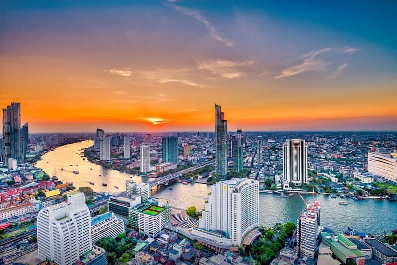 タイ国政府観光庁さんのインスタグラム写真 - (タイ国政府観光庁Instagram)「今月はタイの首都、バンコクに注目💫﻿ ﻿ タイの首都・バンコクは、由緒正しい荘厳な寺院が点在しているタイらしさと、高層ビルが建ち並ぶアジア屈指の国際都市としての華やかさも持ち合わせる魅力あふれるディスティネーションです👍✨﻿ ﻿ 日本からバンコクまでは、成田空港、羽田空港、関西国際空港、中部国際空港（名古屋）、福岡空港、新千歳空港（北海道）、那覇空港（沖縄）の合計７空港からスワンナプーム空港もしくはドンムアン空港（ともにバンコク）までの直行便を運航中です。所要時間は約4時間半〜６時間半です✈️﻿ ﻿ 近年はLCC各社も就航し、よりお求めやすい価格で航空券を購入することができるようになりました👏﻿ ﻿ #タイ #バンコク #タイ旅行 #バンコク旅行 #バンコク生活 #バンコク暮らし #ファインダー越しの私の世界 #こんなタイ知らなかった #はじめてのタイ #旅好きな人と繋がりたい #旅行好きな人と繋がりたい #写真好きな人と繋がりたい #寺院 #トゥクトゥク #海外旅行 #アジア #東南アジア #thailand #bangkok #tuktuk #temple #amazingthailand #thailandtravel #thailandtrip #thai #thaistagram #lovethailand #thainess」9月1日 18時51分 - amazingthailandjp