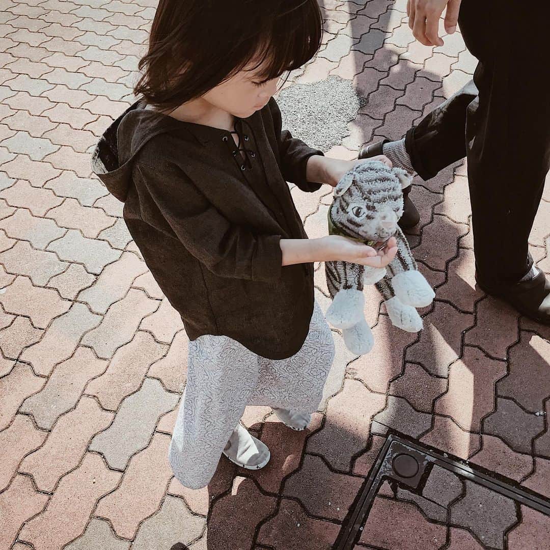 Yuiのインスタグラム：「. 落ち着きや沈黙を知るよしもない甥に 生気を全部吸い取りきられた長い長い夏休み。 大事なおもちゃを取りあげられたり つねられたりと散々だったはずの娘だけど 彼の帰り際にはシクシク泣きだした。 . 対照的な彼らに右往左往していた私は今 久しぶりにできた口内炎を舌で触りながら まだまだ精進が足りんのやなぁと思う。 . 季節はもう夏の暮れ、陽射しが和らいできた。」