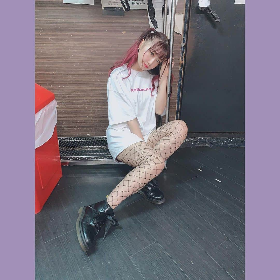 桜野羽咲さんのインスタグラム写真 - (桜野羽咲Instagram)「❤︎﻿ ﻿ #japanesegirl #girl #selfie #live #event #tshirt #hairarrange #hairstyles #haircolor #red #drmartens #ulike #camera #photo  #tシャツ #ハーフツイン #ヘアアレンジ #マーチン #網タイツ #ライブ」9月1日 19時00分 - sakuranousa