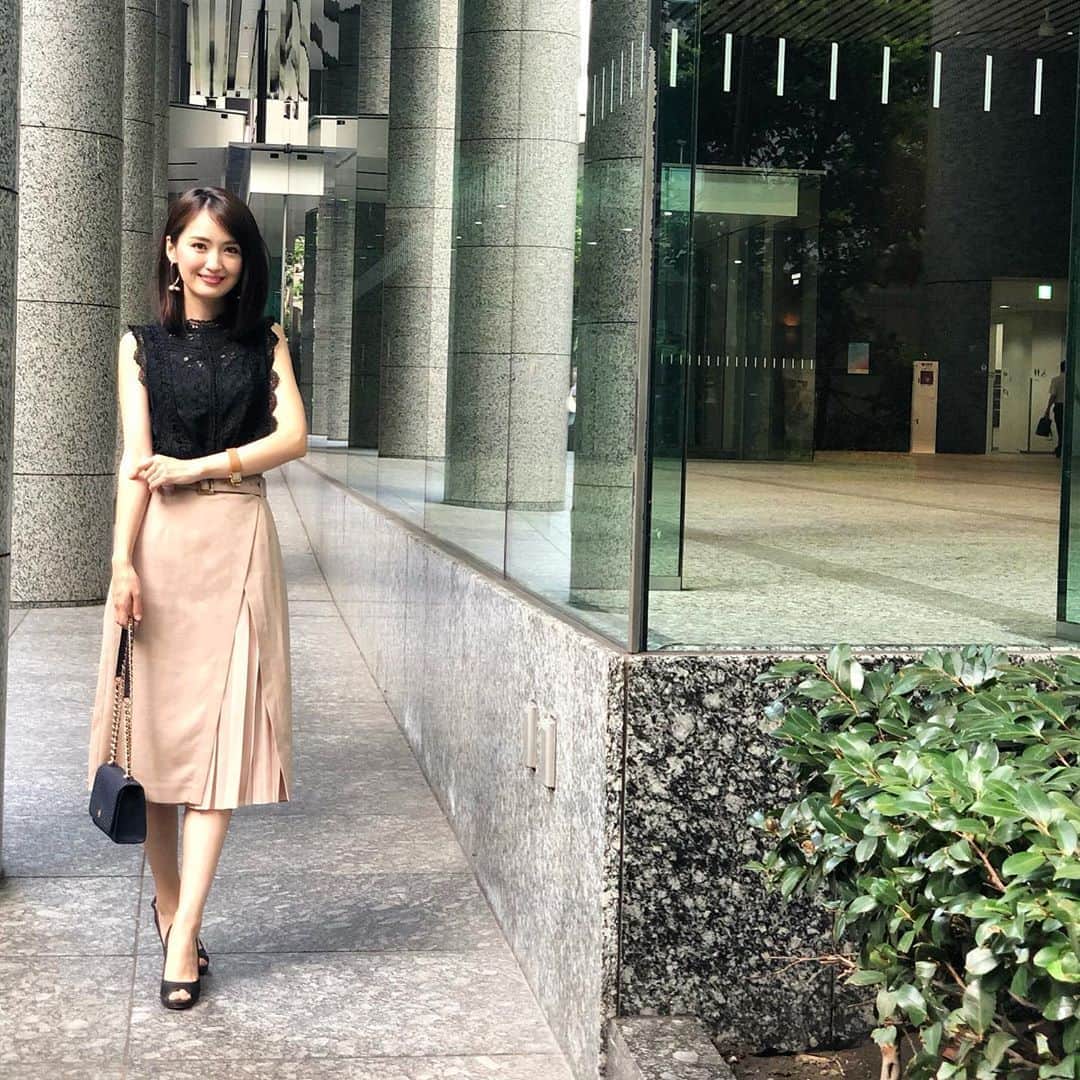 のインスタグラム：「先日のコーデ。 まだ暑いけど、色味だけでも秋っぽくしたいなーと思ってたら、仕事用に買ってたスカートがなんだかしっくりきて着て行きました♪ 上下超プチプラ🙌🧡 @tocco_closet  @agbyaquagirl  @dianashoespress  @toryburch  #coodinate #ootd #プチプラコーデ #秋コーデ #お仕事コーデ #オフィスコーデ #レーストップス #今日のコーデ #コーディネート」