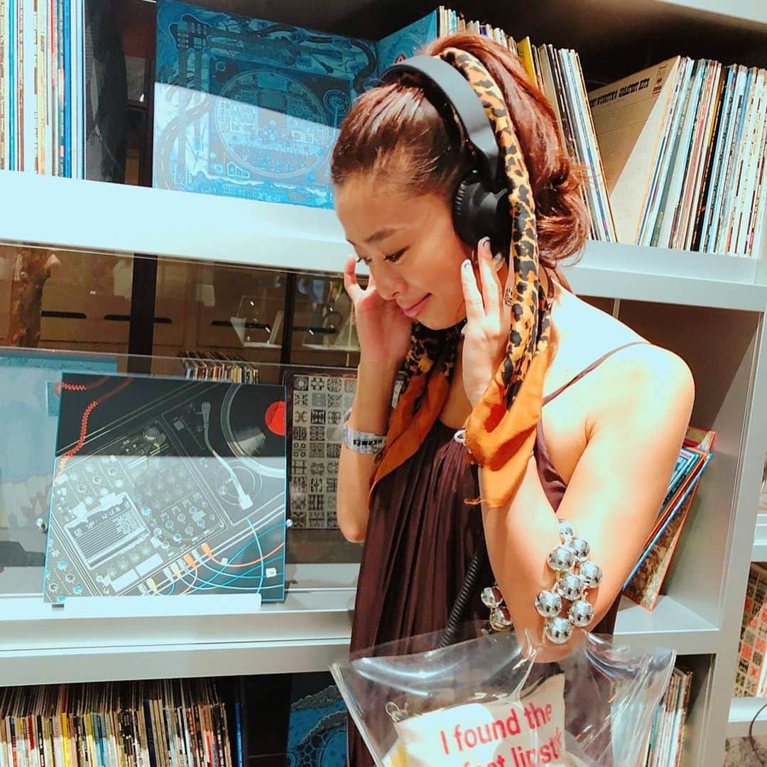 のインスタグラム：「原宿にエルメスのpop upラジオステーションできた！#RADIOHERMES  昨日はとてもカッコいいpartyにお邪魔しました！👯‍♀️ ラジオスタジオや、 好きなスカーフの🧣柄のレコードJKを置くと、その時のコレクションの曲が瞬時に聴ける不思議な棚や👀(これ家に欲しい😆！) VRコンサート、 エルメスの新しい世界観が体験できる素晴らしい空間でした！ #ラジオエルメス  楽しかったー🤩！！ ぜひcheckしてみてね🙋  これは凄い‼️ amazing🎉  @yoshirotten 👏👏👏」