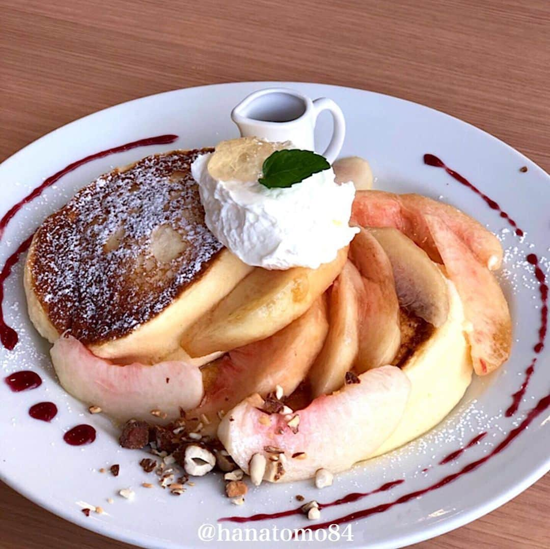 はなともさんのインスタグラム写真 - (はなともInstagram)「. . . 渋谷にある「Banks cafe & dining渋谷」では ふんわりとろけるパンケーキ生地に旬の桃を丸々1個のせたその名も「まるごと桃のパンケーキ」(1,580円)が食べられるぞ！ . 爽やかな酸味の自家製梅ジュレが、甘〜い桃と好相性！ . 梅とメープルを合わせた別添えの「うめープル」をかければ、甘さと酸味の絶妙なハーモーニーを堪能できますよ！ . 今が旬の桃を使った絶品パンケーキを ぜひ食べてみてくださいね！ . . ————————————————— . 店名 : Banks cafe & dining渋谷 住所 : 東京都渋谷区渋谷3-26-17 営業時間 [月〜金] ランチ11時〜14時 カフェ14:00〜20:00 [土日祝]カフェ11:00〜20:00 電話番号 : 03-6724-1175 定休日 : 無休 席数 : 42席 . ————————————————— . #パンケーキ #パンケーキ部 #スイーツ部 #東京スイーツ #東京カフェ #東京カフェ巡り #渋谷カフェ #渋谷スイーツ #カフェ巡り #パンケーキ巡り #原宿カフェ #表参道カフェ #カフェスタグラム #桃のパンケーキ #東京カメラ部 #東京カフェ部 #はなとも渋谷」9月1日 18時59分 - hanatomo84