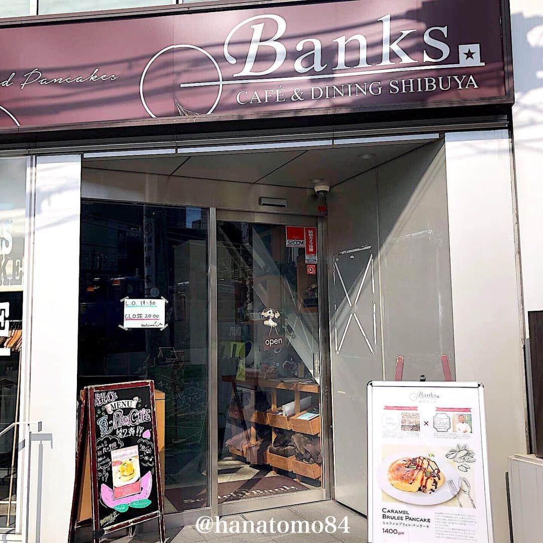 はなともさんのインスタグラム写真 - (はなともInstagram)「. . . 渋谷にある「Banks cafe & dining渋谷」では ふんわりとろけるパンケーキ生地に旬の桃を丸々1個のせたその名も「まるごと桃のパンケーキ」(1,580円)が食べられるぞ！ . 爽やかな酸味の自家製梅ジュレが、甘〜い桃と好相性！ . 梅とメープルを合わせた別添えの「うめープル」をかければ、甘さと酸味の絶妙なハーモーニーを堪能できますよ！ . 今が旬の桃を使った絶品パンケーキを ぜひ食べてみてくださいね！ . . ————————————————— . 店名 : Banks cafe & dining渋谷 住所 : 東京都渋谷区渋谷3-26-17 営業時間 [月〜金] ランチ11時〜14時 カフェ14:00〜20:00 [土日祝]カフェ11:00〜20:00 電話番号 : 03-6724-1175 定休日 : 無休 席数 : 42席 . ————————————————— . #パンケーキ #パンケーキ部 #スイーツ部 #東京スイーツ #東京カフェ #東京カフェ巡り #渋谷カフェ #渋谷スイーツ #カフェ巡り #パンケーキ巡り #原宿カフェ #表参道カフェ #カフェスタグラム #桃のパンケーキ #東京カメラ部 #東京カフェ部 #はなとも渋谷」9月1日 18時59分 - hanatomo84