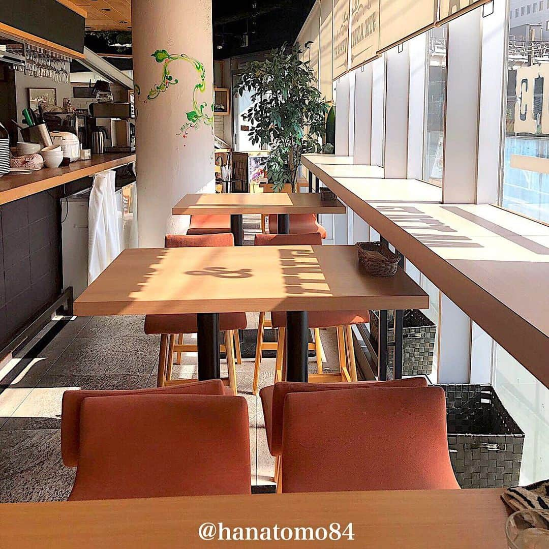 はなともさんのインスタグラム写真 - (はなともInstagram)「. . . 渋谷にある「Banks cafe & dining渋谷」では ふんわりとろけるパンケーキ生地に旬の桃を丸々1個のせたその名も「まるごと桃のパンケーキ」(1,580円)が食べられるぞ！ . 爽やかな酸味の自家製梅ジュレが、甘〜い桃と好相性！ . 梅とメープルを合わせた別添えの「うめープル」をかければ、甘さと酸味の絶妙なハーモーニーを堪能できますよ！ . 今が旬の桃を使った絶品パンケーキを ぜひ食べてみてくださいね！ . . ————————————————— . 店名 : Banks cafe & dining渋谷 住所 : 東京都渋谷区渋谷3-26-17 営業時間 [月〜金] ランチ11時〜14時 カフェ14:00〜20:00 [土日祝]カフェ11:00〜20:00 電話番号 : 03-6724-1175 定休日 : 無休 席数 : 42席 . ————————————————— . #パンケーキ #パンケーキ部 #スイーツ部 #東京スイーツ #東京カフェ #東京カフェ巡り #渋谷カフェ #渋谷スイーツ #カフェ巡り #パンケーキ巡り #原宿カフェ #表参道カフェ #カフェスタグラム #桃のパンケーキ #東京カメラ部 #東京カフェ部 #はなとも渋谷」9月1日 18時59分 - hanatomo84