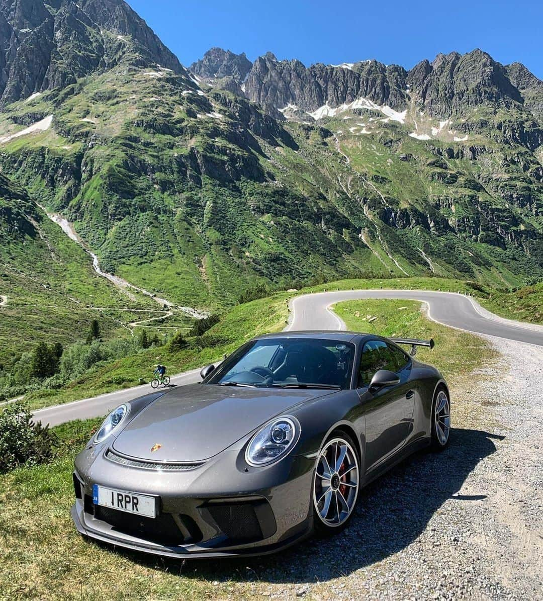 Porscheさんのインスタグラム写真 - (PorscheInstagram)「Pause your Sunday scroll to admire this silver bullet. #PorscheMoment #911 #911GT3 (📸: @raviramyead) _ Combined fuel consumption in accordance with EU 6: 911 GT3 : 12,9-12,7 l/100 km; CO2 emissions: 290-288 g/km」9月1日 19時00分 - porsche