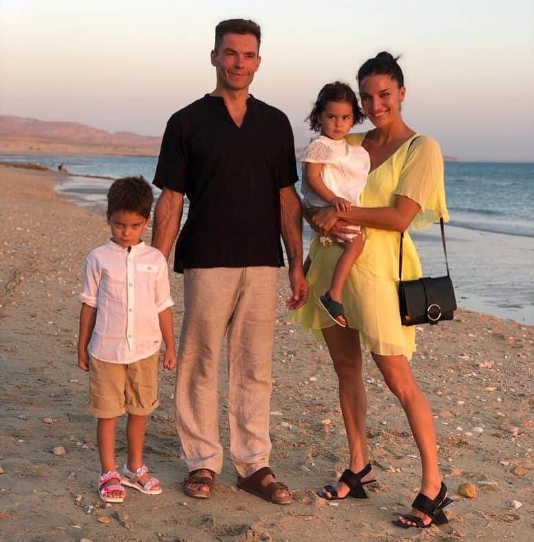 アンドレア・フエンテスのインスタグラム：「Aquí estem! Posando en family, y como tenemos pocas juntos aquí la cuelgo 💍 Some hours ago in the  #RedSea for @rymbossaty and @alejandroc91 wedding. It was more than beautiful. Plenty of love!!!! You made me cry, huevones! Wish you the best, the very best and more best together!!! #loveisintheair #vivalosnovios」