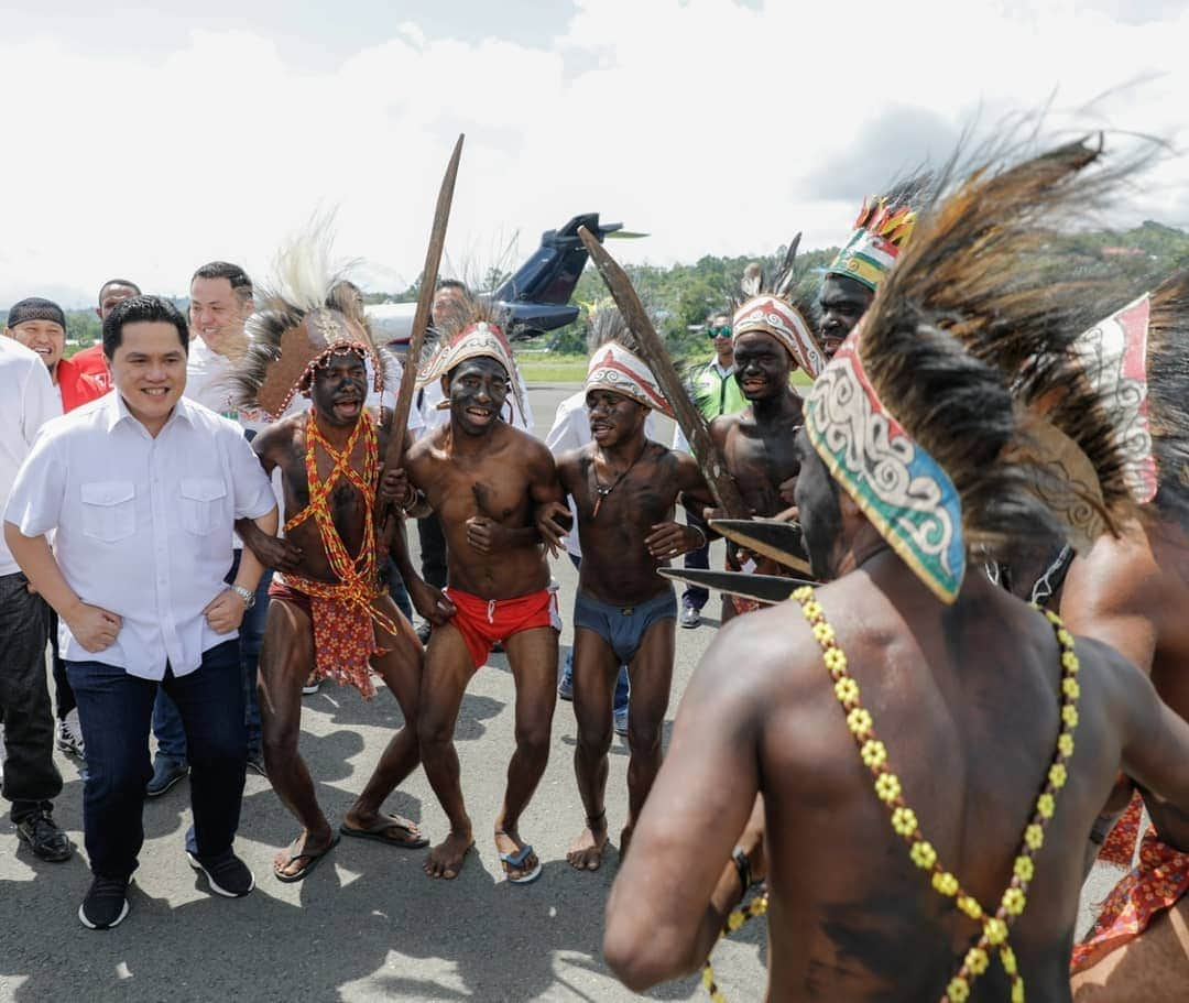 エリック・トヒルさんのインスタグラム写真 - (エリック・トヒルInstagram)「Indonesia ada karena keberagaman. Pancasila adalah perekat yang dibentuk oleh para founding fathers kita untuk menguatkan kebersamaan kita. Bagaimanapun, bukanlah hal yang mudah, dari awal berdiri, hingga kini hampir tujuh puluh lima tahun bangsa ini merdeka, tantangan atas keberagaman sampai hari ini pun masih terus membayangi. Permasalahan toleransi terhadap keberagaman harus menjadi salah satu fokus kita bersama, dan semangat Bhinneka Tunggal Ika selalu ada di dalam jiwa insan Indonesia.  Saya percaya bahwa Persatuan adalah denyut nadi bangsa Indonesia yang akan terus ada di setiap langkahnya. Harapan saya, tidak ada lagi diskriminasi dan intoleransi sesama anak bangsa. Kita harus berjuang agar Indonesia lebih kuat dan maju. Tantangan global tidak bisa dihadapi oleh segelintir orang saja. Salah satu aset Indonesia yang terbaik adalah manusianya. Rakyat Indonesia. Dengan bersama-sama kita akan menjadi salah satu ekonomi terbesar dunia. Ayo terus bersatu agar kita menjadi nomor SATU! Indonesia.」9月1日 19時09分 - erickthohir